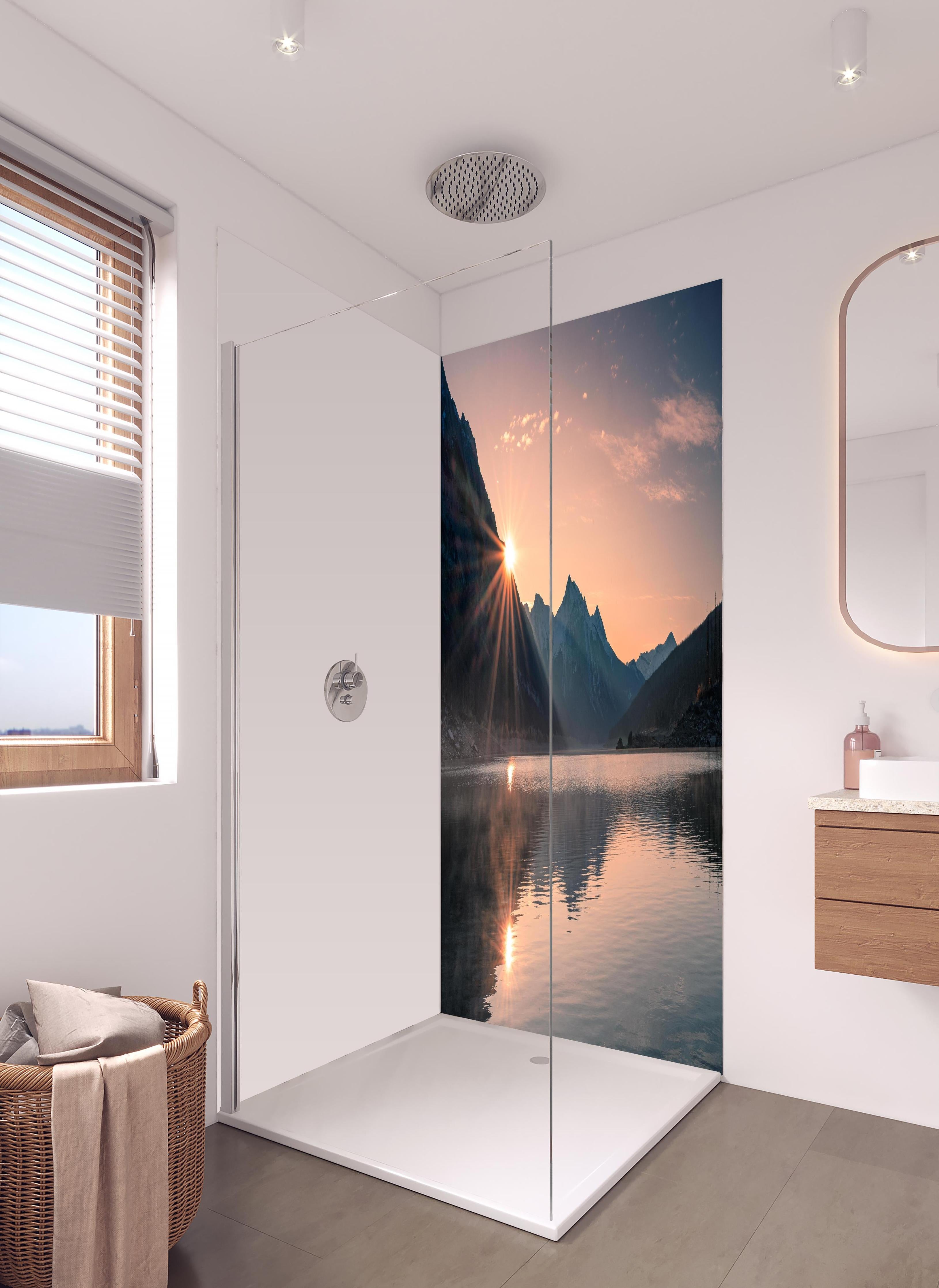 Duschrückwand - Sonnenaufgang Berge mit Nebelspiel in hellem Badezimmer mit Regenduschkopf - zweiteilige Eck-Duschrückwand