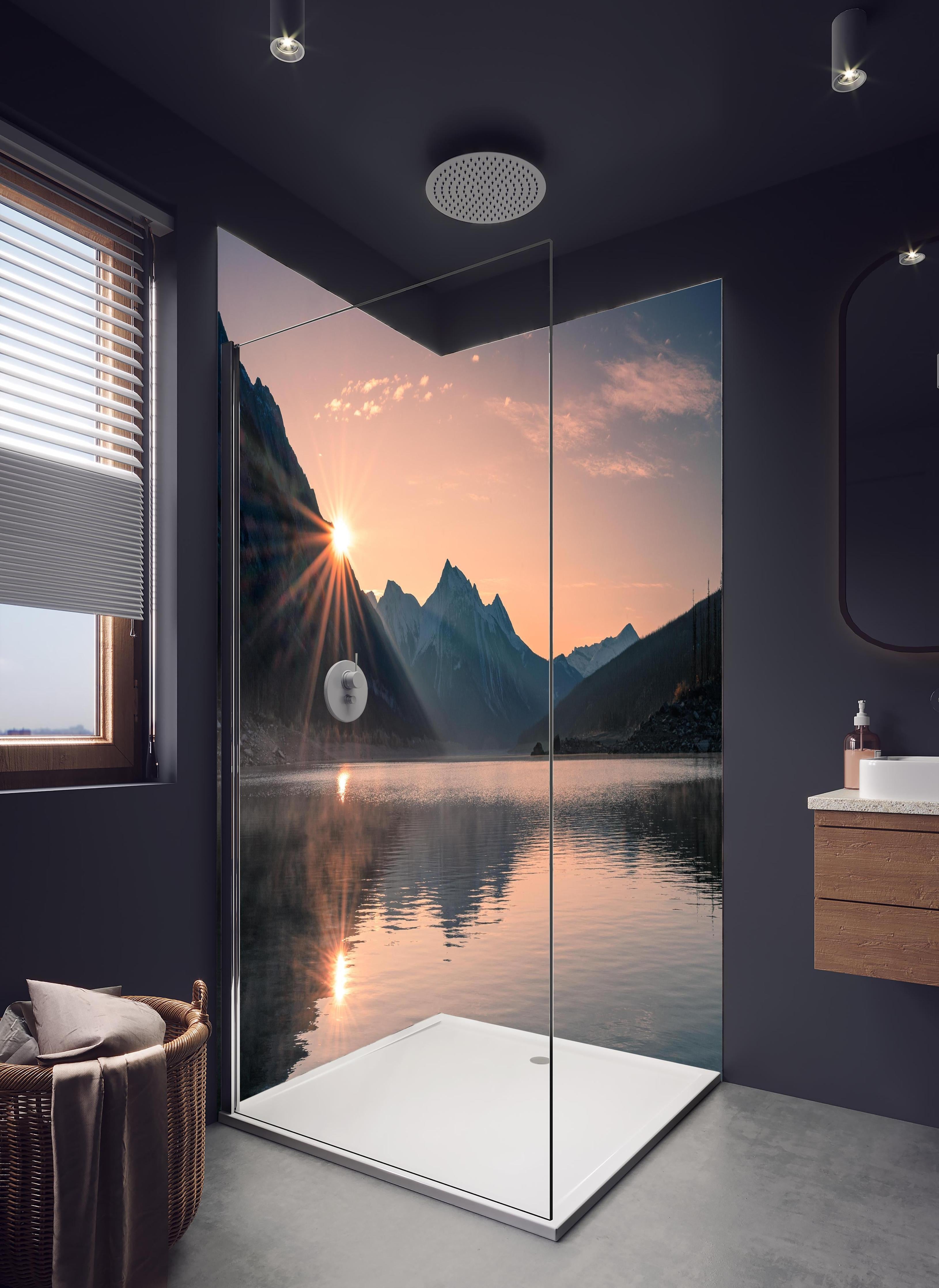 Duschrückwand - Sonnenaufgang Berge mit Nebelspiel in hellem Badezimmer mit Regenduschkopf - zweiteilige Eck-Duschrückwand