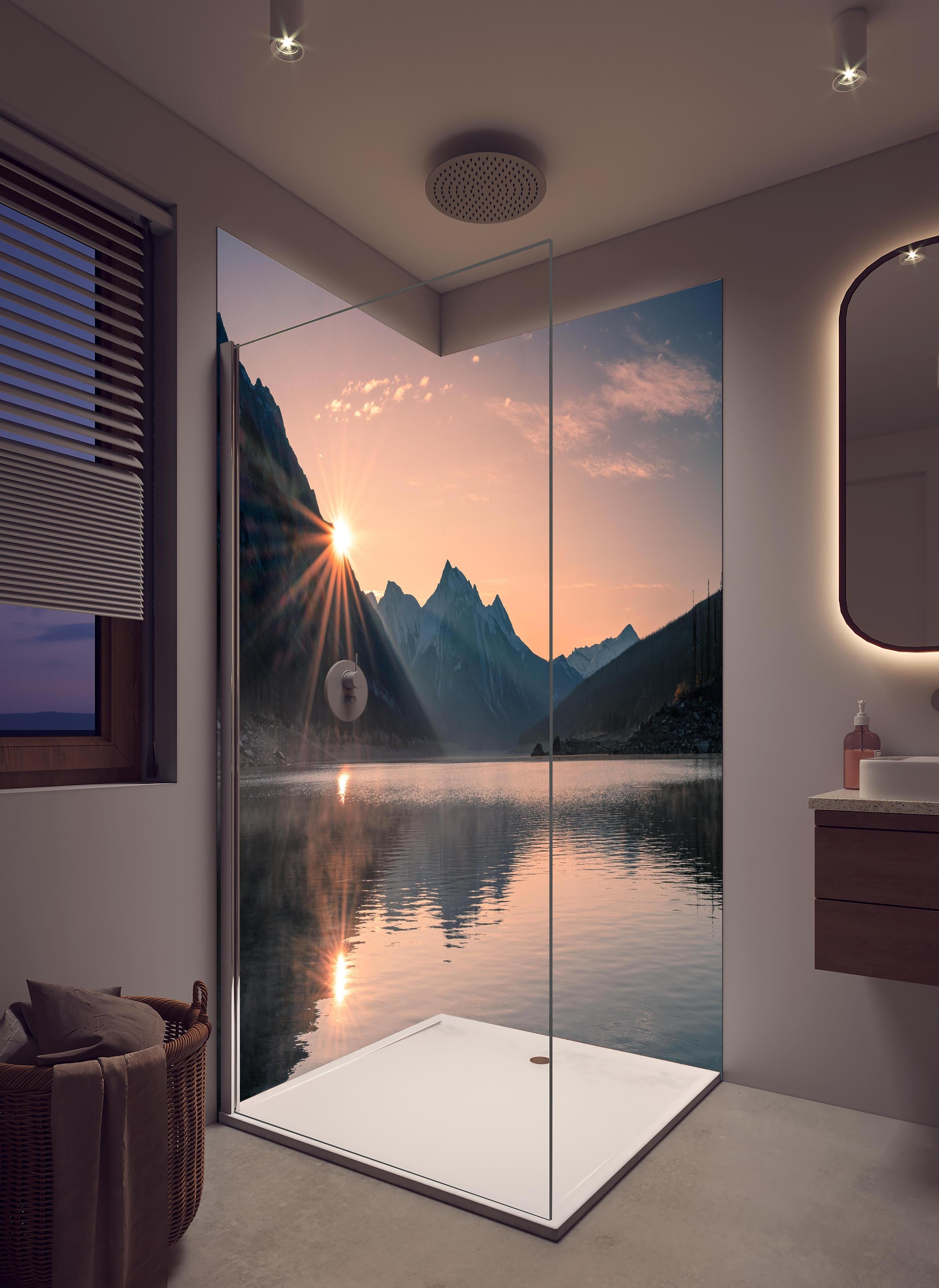 Duschrückwand - Sonnenaufgang Berge mit Nebelspiel in hellem Badezimmer mit Regenduschkopf - zweiteilige Eck-Duschrückwand