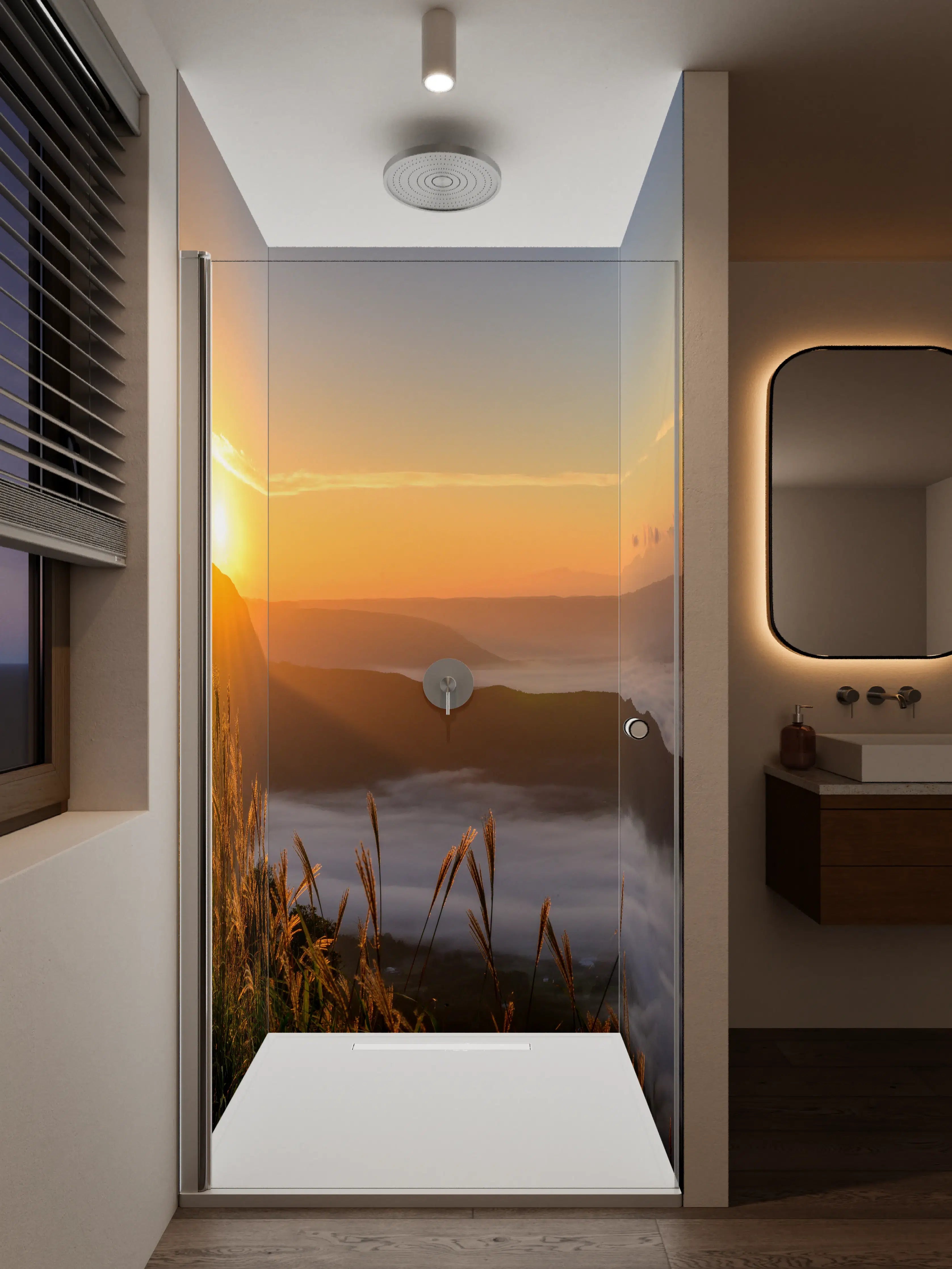 Duschrückwand - Sonnenaufgang über Bergen mit Nebel