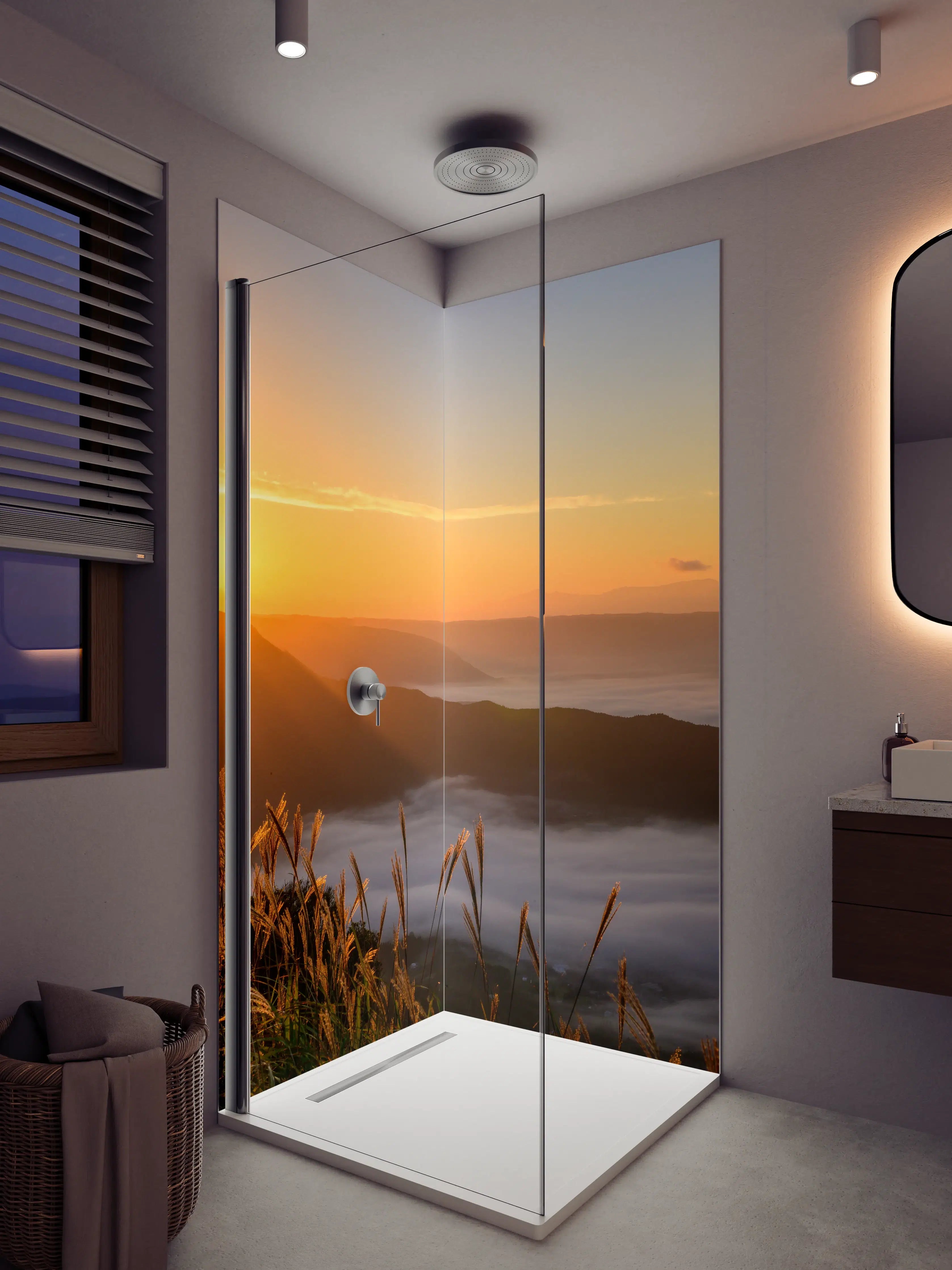 Duschrückwand - Sonnenaufgang über Bergen mit Nebel