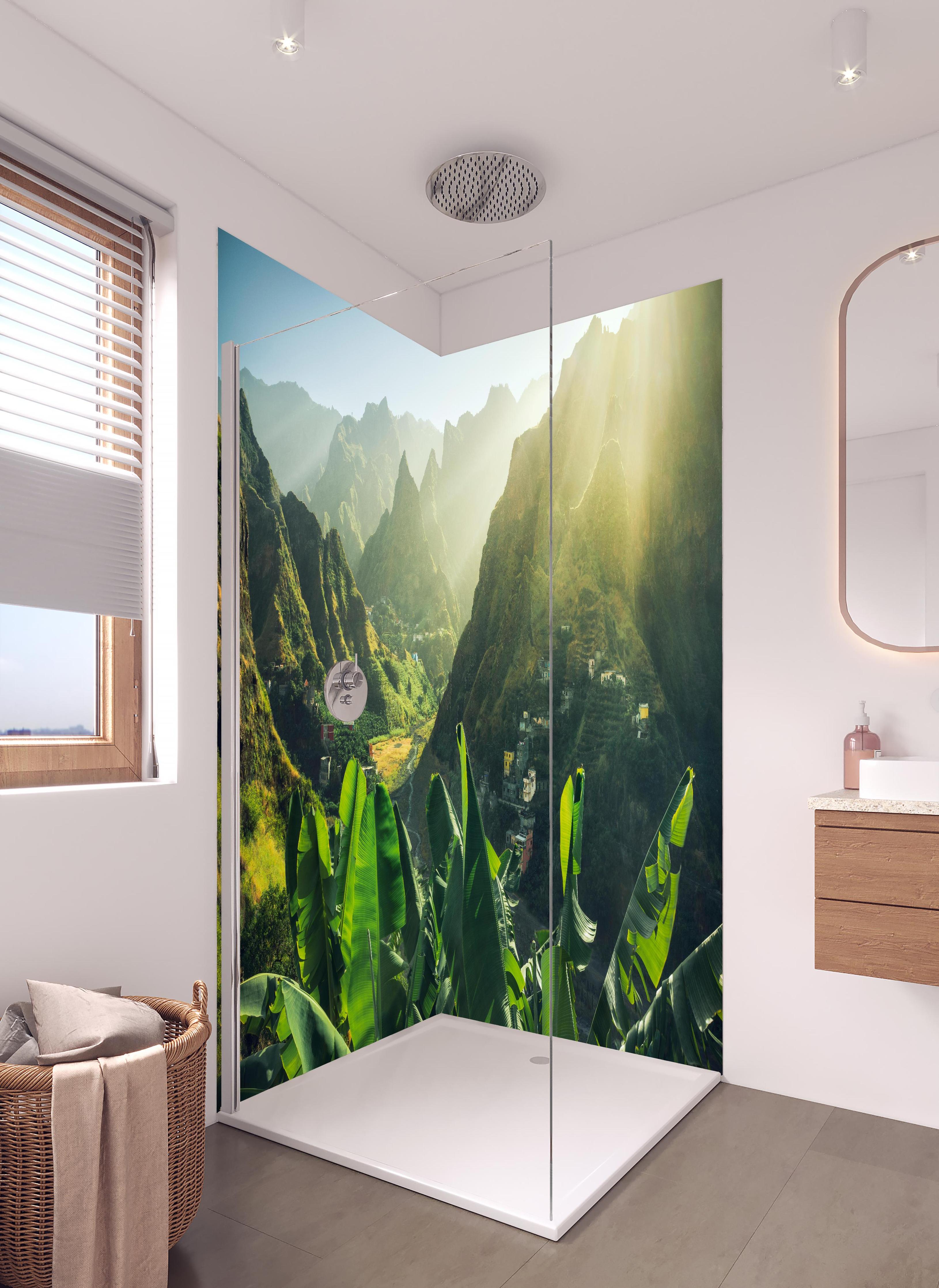 Duschrückwand - Sonnenbeschienenes Tal auf Kap Verde in hellem Badezimmer mit Regenduschkopf - zweiteilige Eck-Duschrückwand