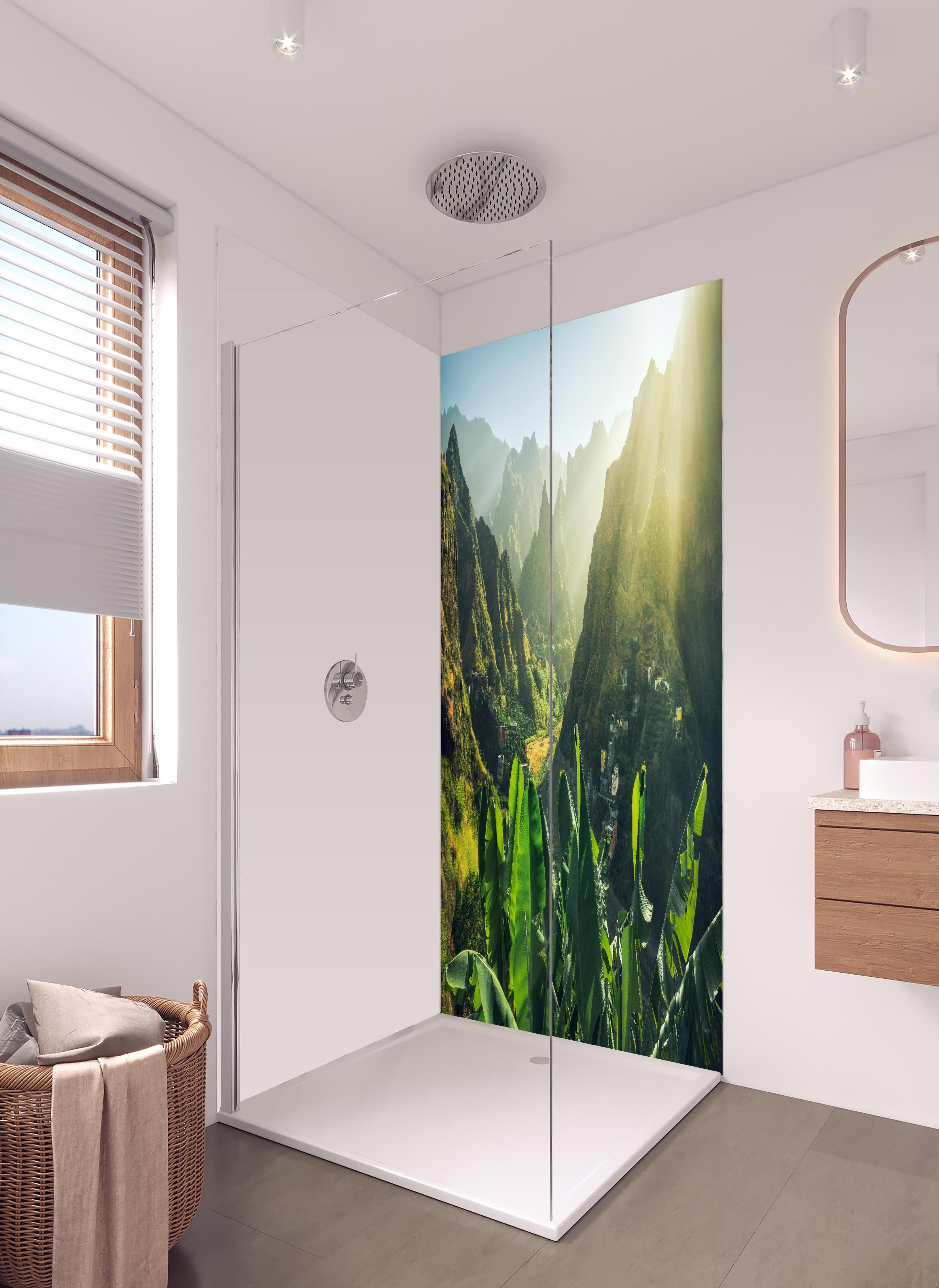 Duschrückwand - Sonnenbeschienenes Tal auf Kap Verde in hellem Badezimmer mit Regenduschkopf - zweiteilige Eck-Duschrückwand