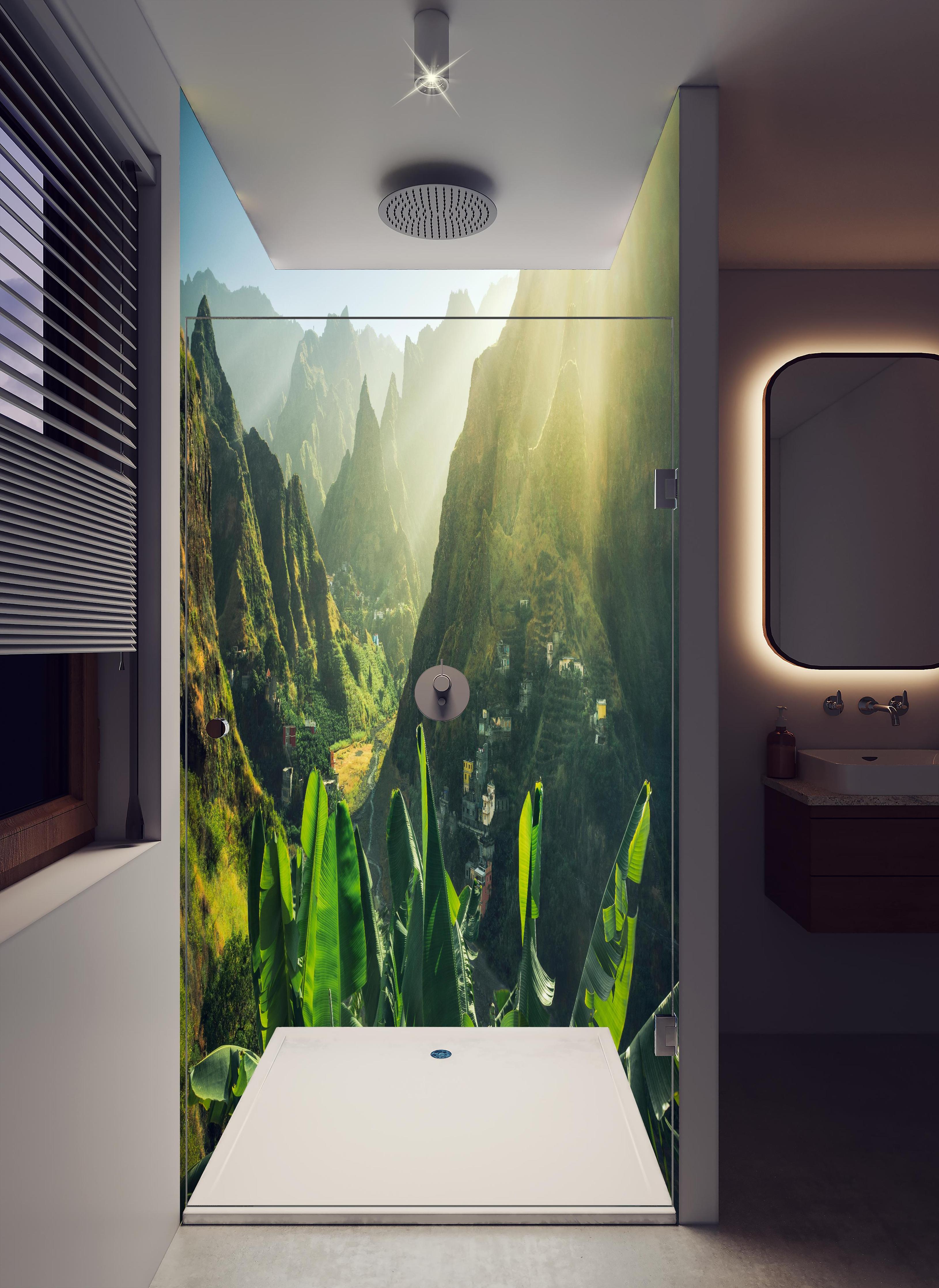 Duschrückwand - Sonnenbeschienenes Tal auf Kap Verde in hellem Badezimmer mit Regenduschkopf - zweiteilige Eck-Duschrückwand