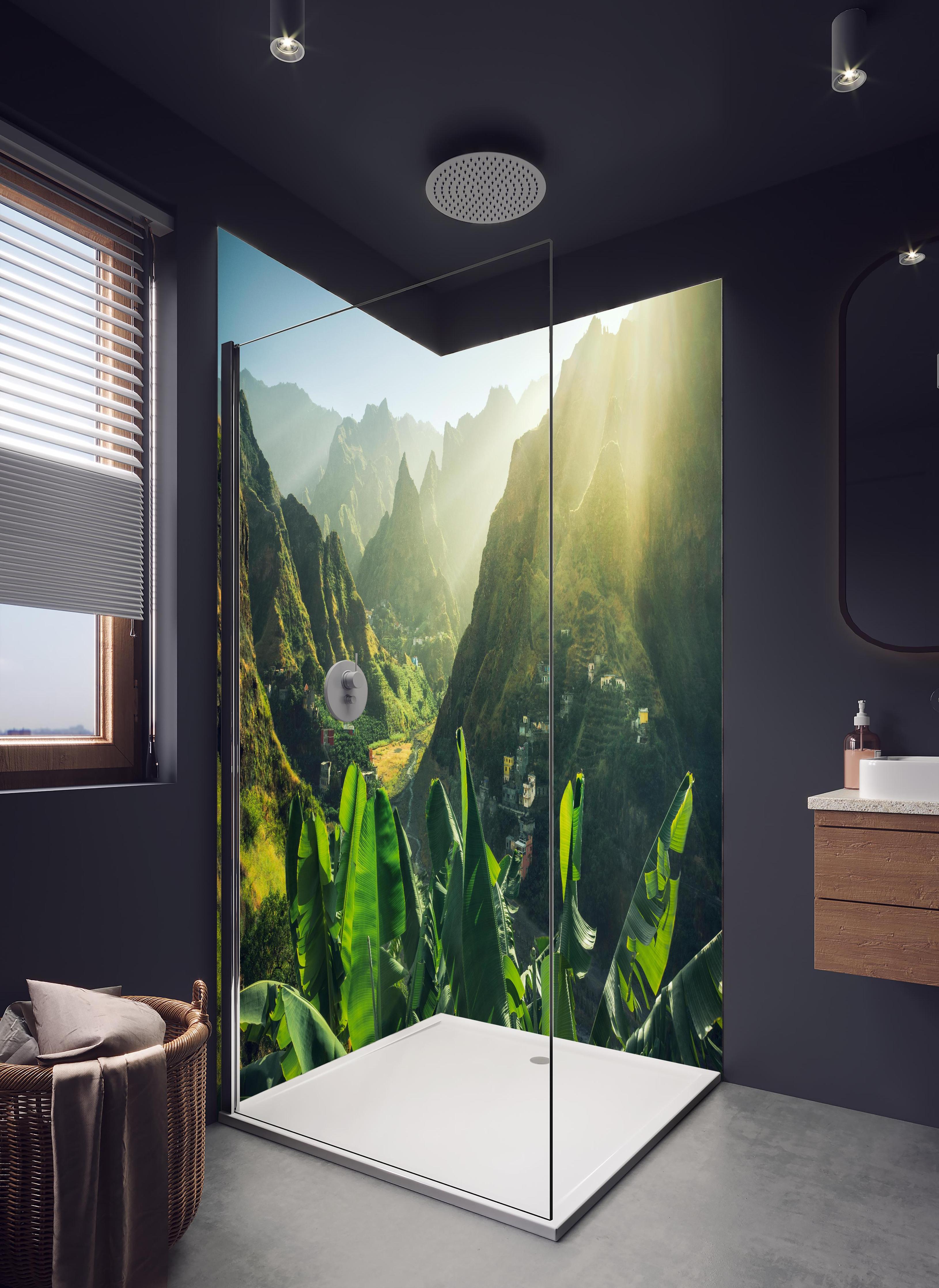 Duschrückwand - Sonnenbeschienenes Tal auf Kap Verde in hellem Badezimmer mit Regenduschkopf - zweiteilige Eck-Duschrückwand