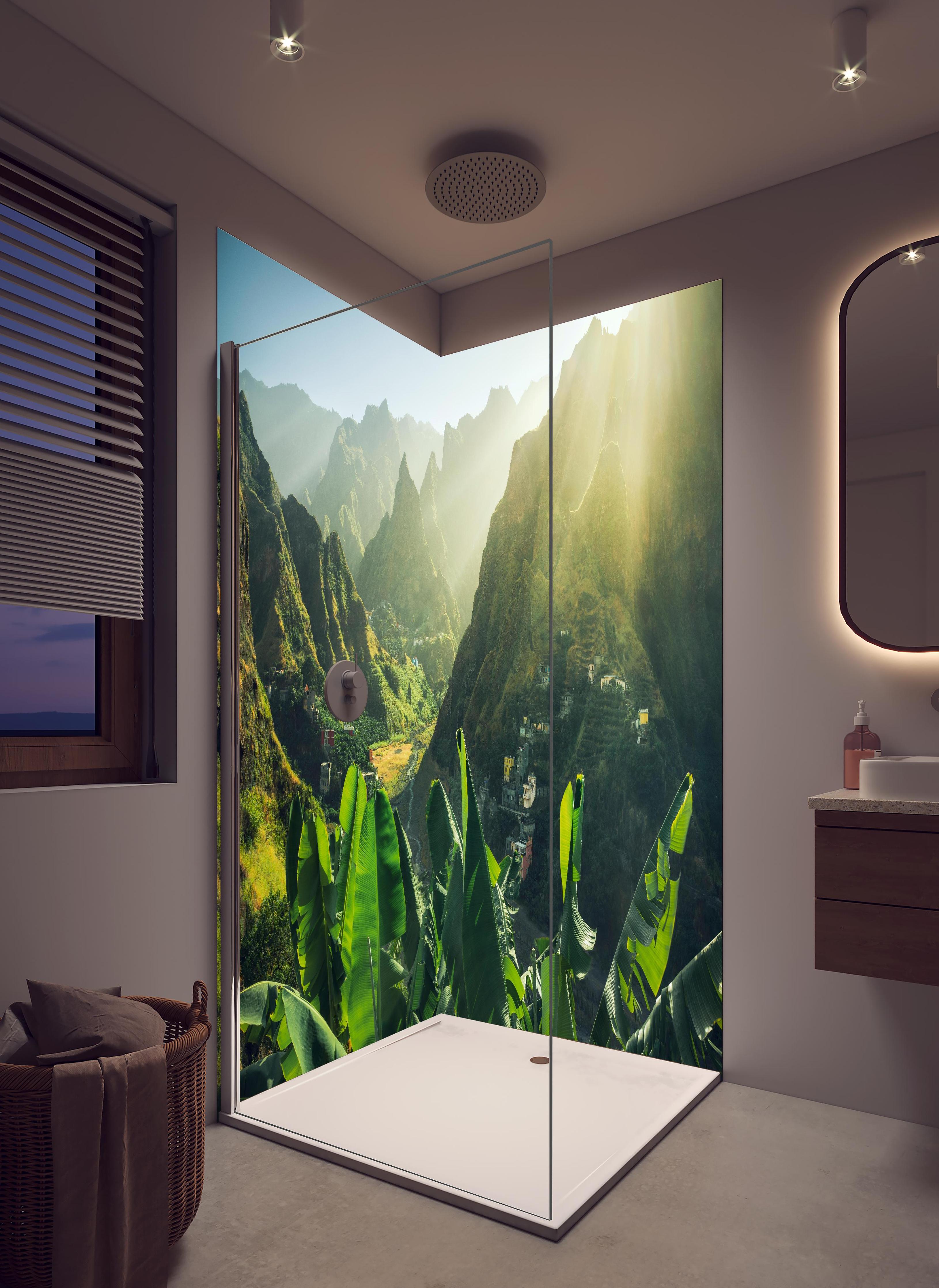 Duschrückwand - Sonnenbeschienenes Tal auf Kap Verde in hellem Badezimmer mit Regenduschkopf - zweiteilige Eck-Duschrückwand