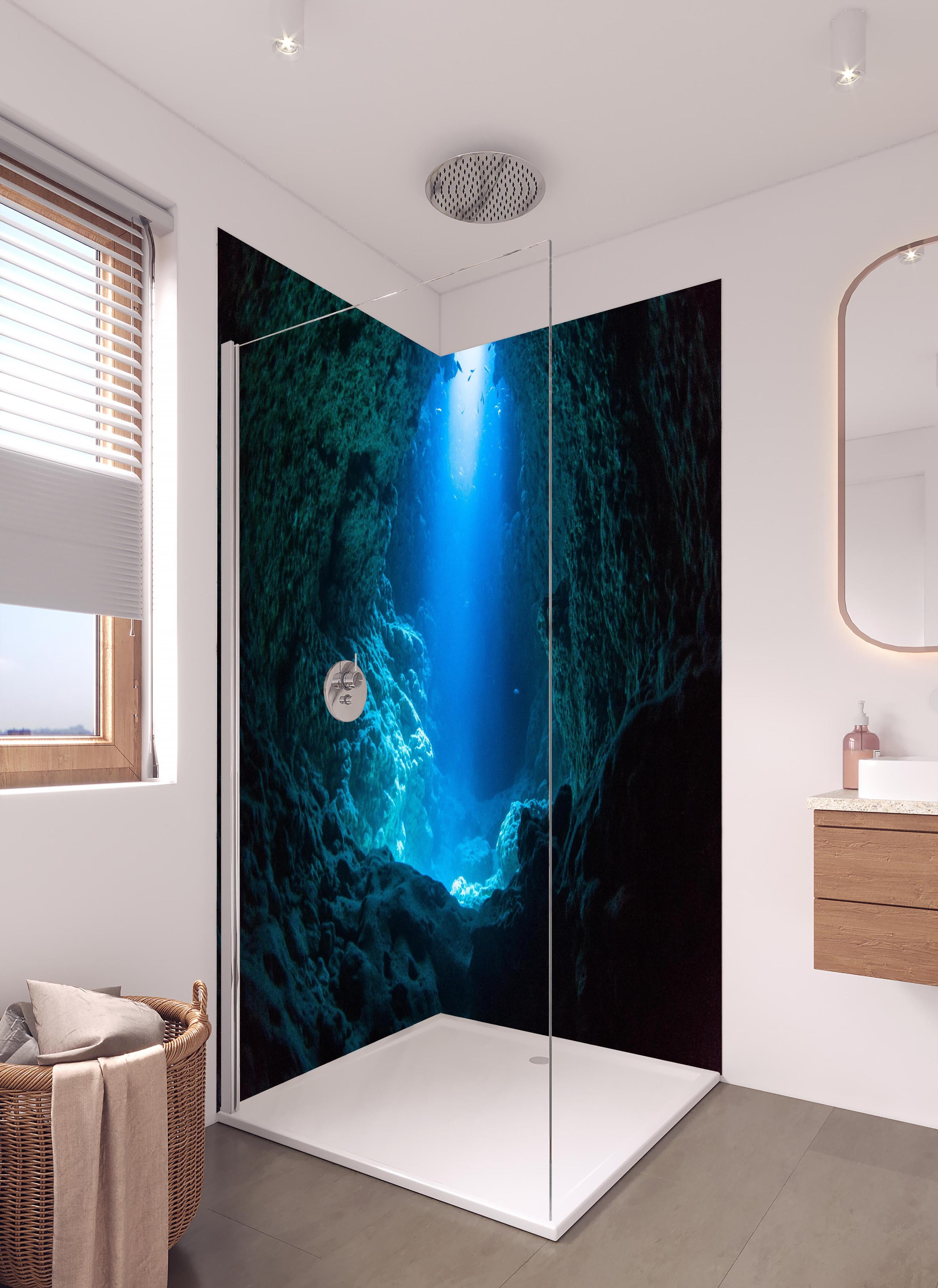 Duschrückwand - Sonnenstrahl in die Unterwasserhöhle in hellem Badezimmer mit Regenduschkopf - zweiteilige Eck-Duschrückwand
