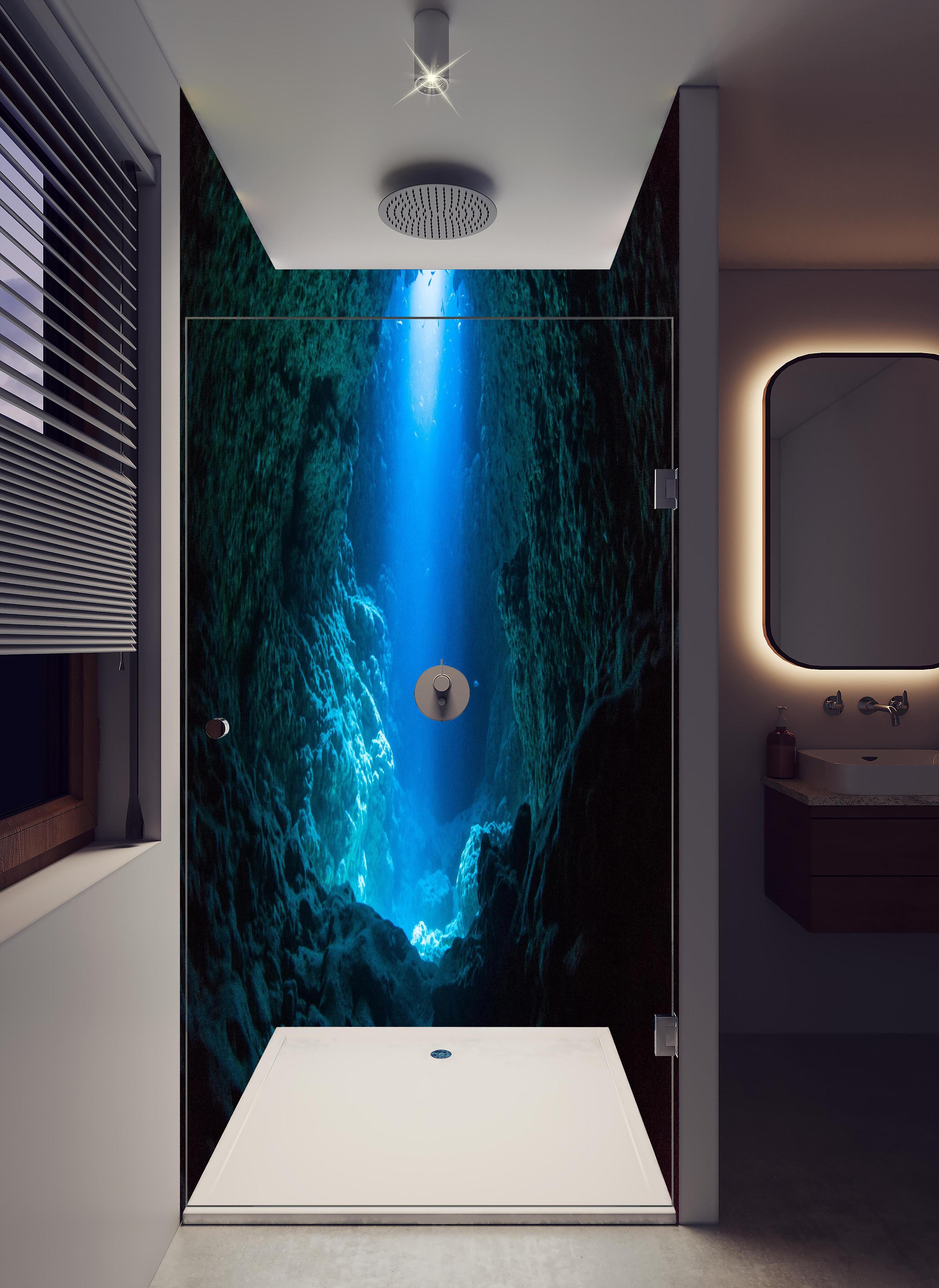 Duschrückwand - Sonnenstrahl in die Unterwasserhöhle in hellem Badezimmer mit Regenduschkopf - zweiteilige Eck-Duschrückwand