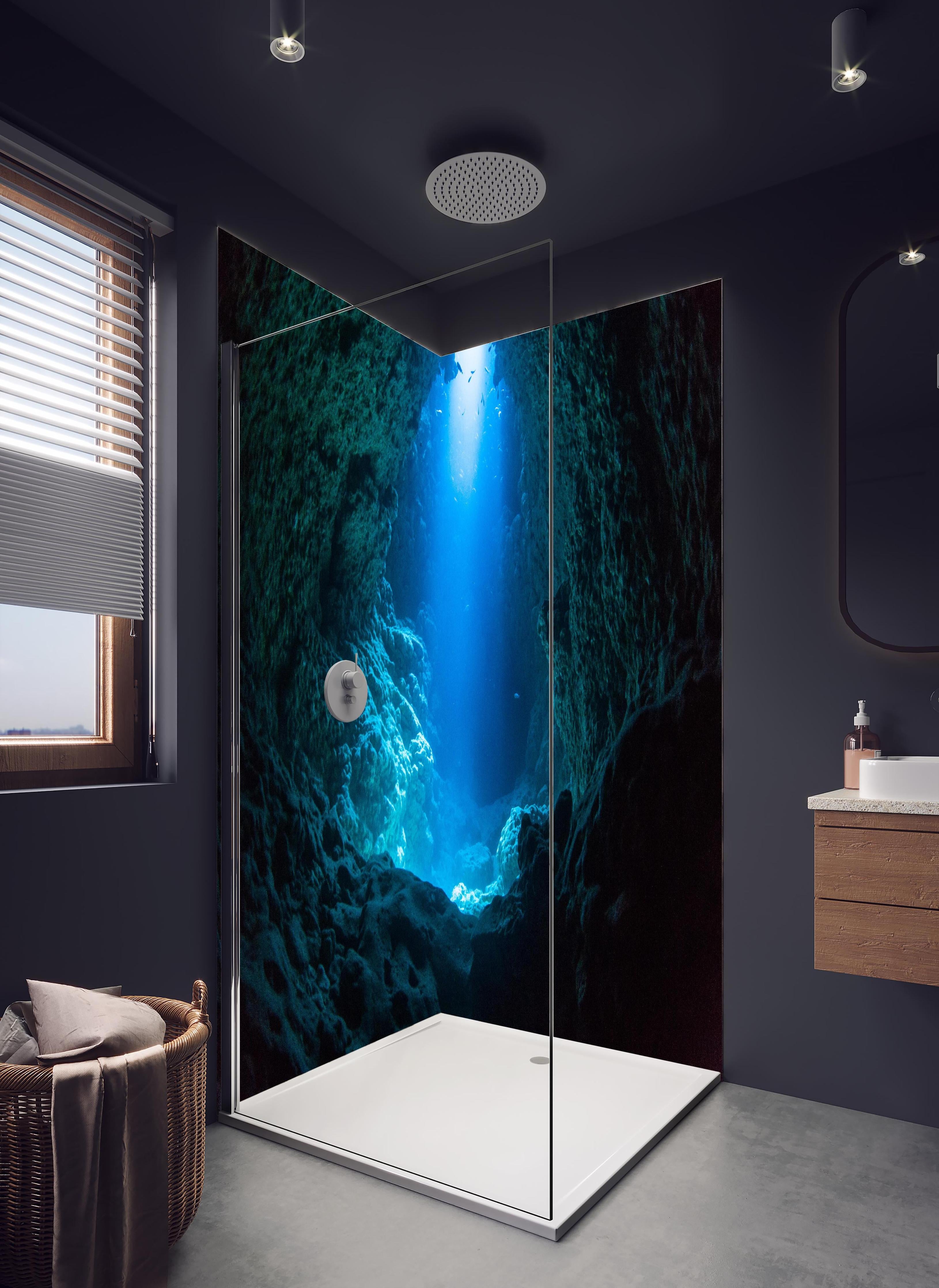 Duschrückwand - Sonnenstrahl in die Unterwasserhöhle in hellem Badezimmer mit Regenduschkopf - zweiteilige Eck-Duschrückwand