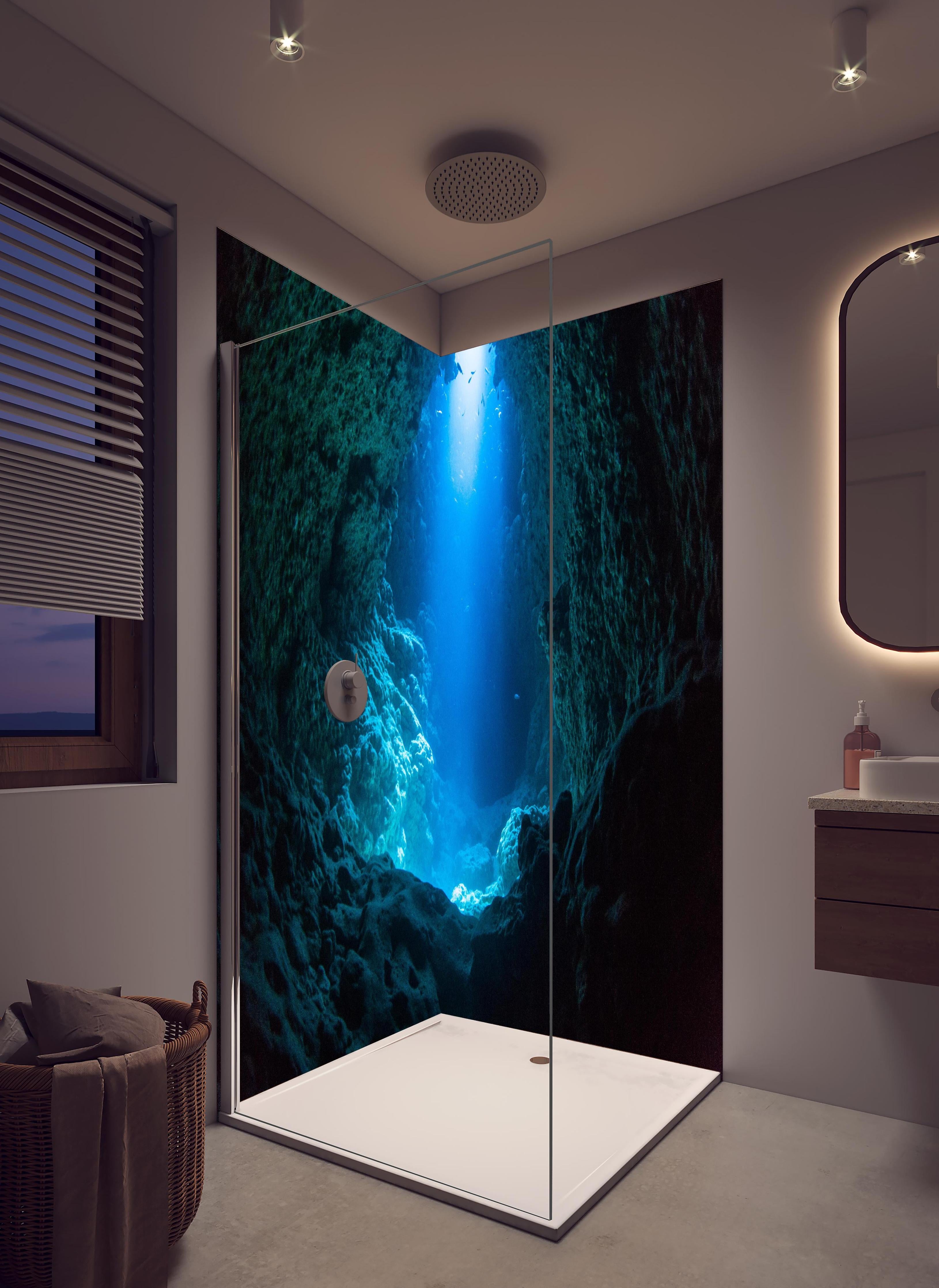 Duschrückwand - Sonnenstrahl in die Unterwasserhöhle in hellem Badezimmer mit Regenduschkopf - zweiteilige Eck-Duschrückwand