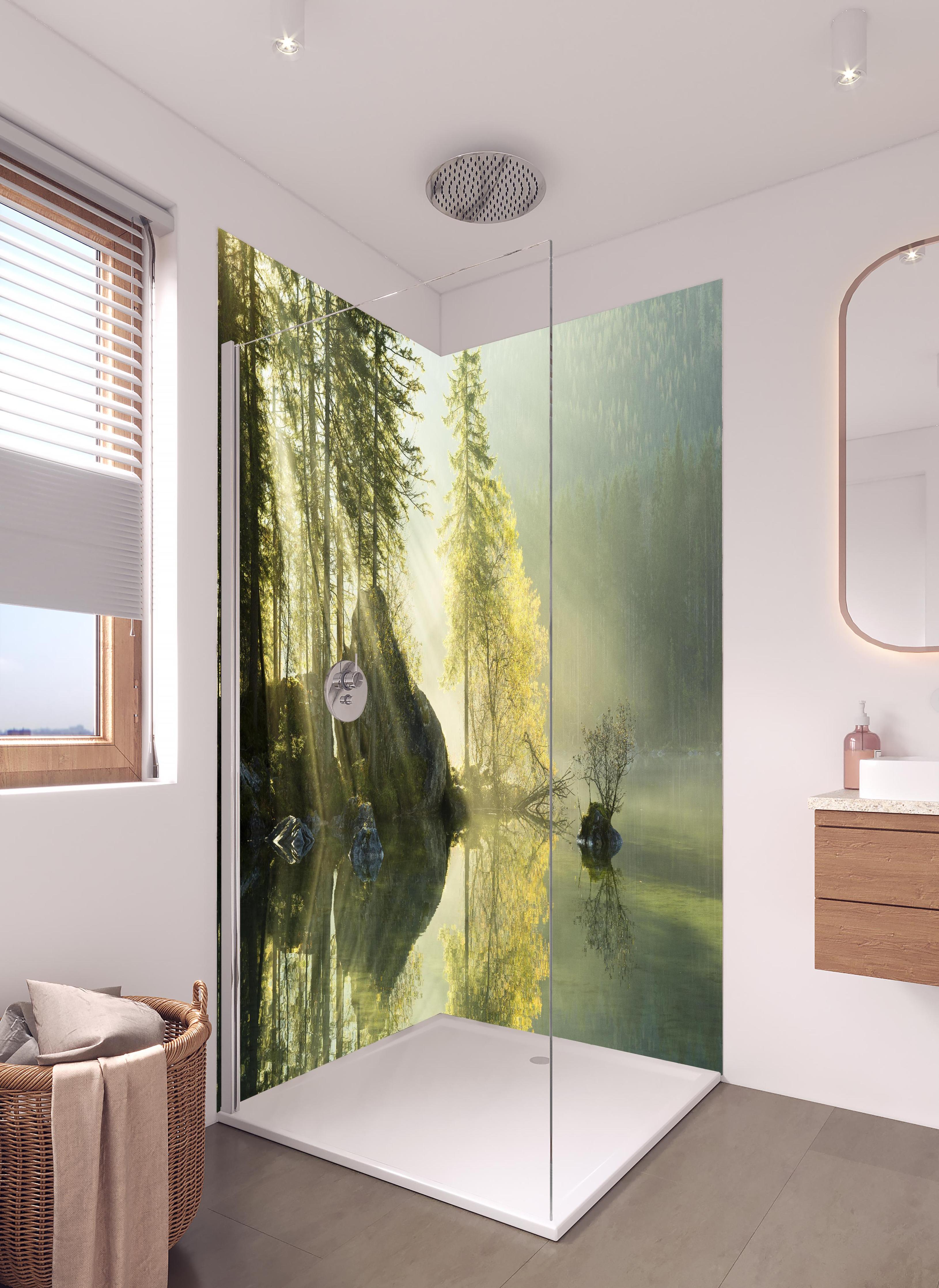 Duschrückwand - Sonnenstrahlen im See in hellem Badezimmer mit Regenduschkopf - zweiteilige Eck-Duschrückwand