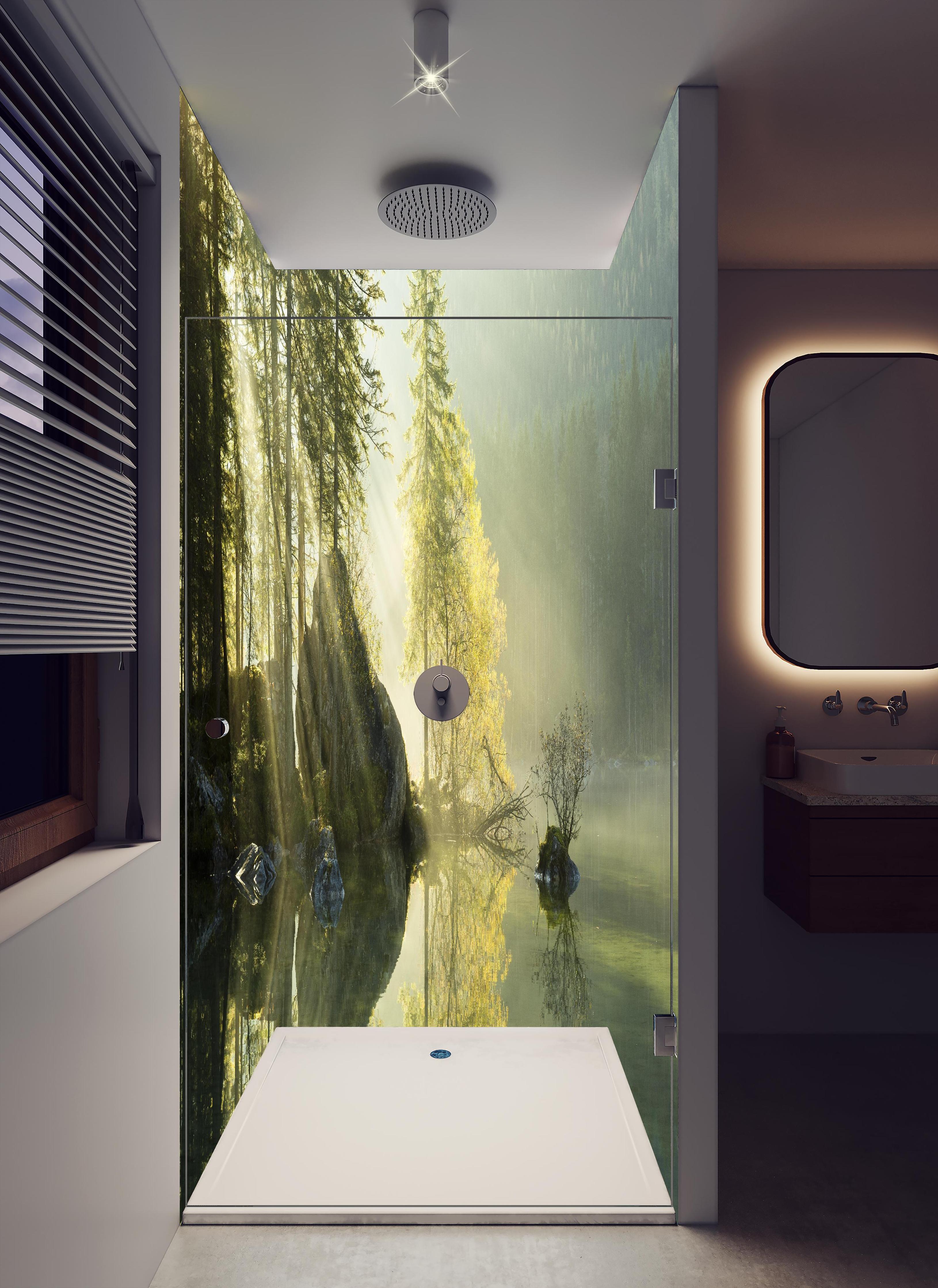 Duschrückwand - Sonnenstrahlen im See in hellem Badezimmer mit Regenduschkopf - zweiteilige Eck-Duschrückwand
