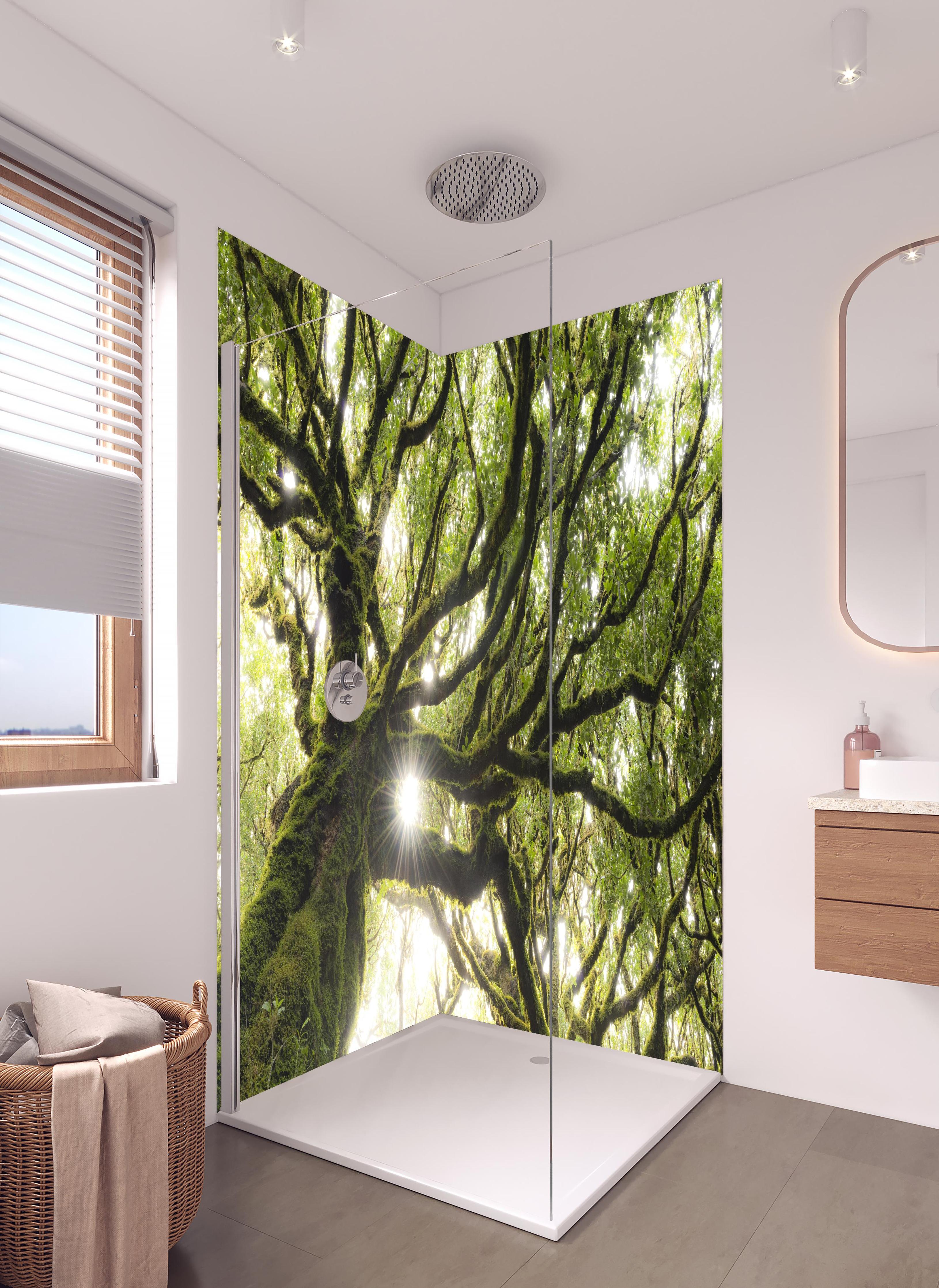 Duschrückwand - Sonnenstrahlen im Wald in hellem Badezimmer mit Regenduschkopf - zweiteilige Eck-Duschrückwand