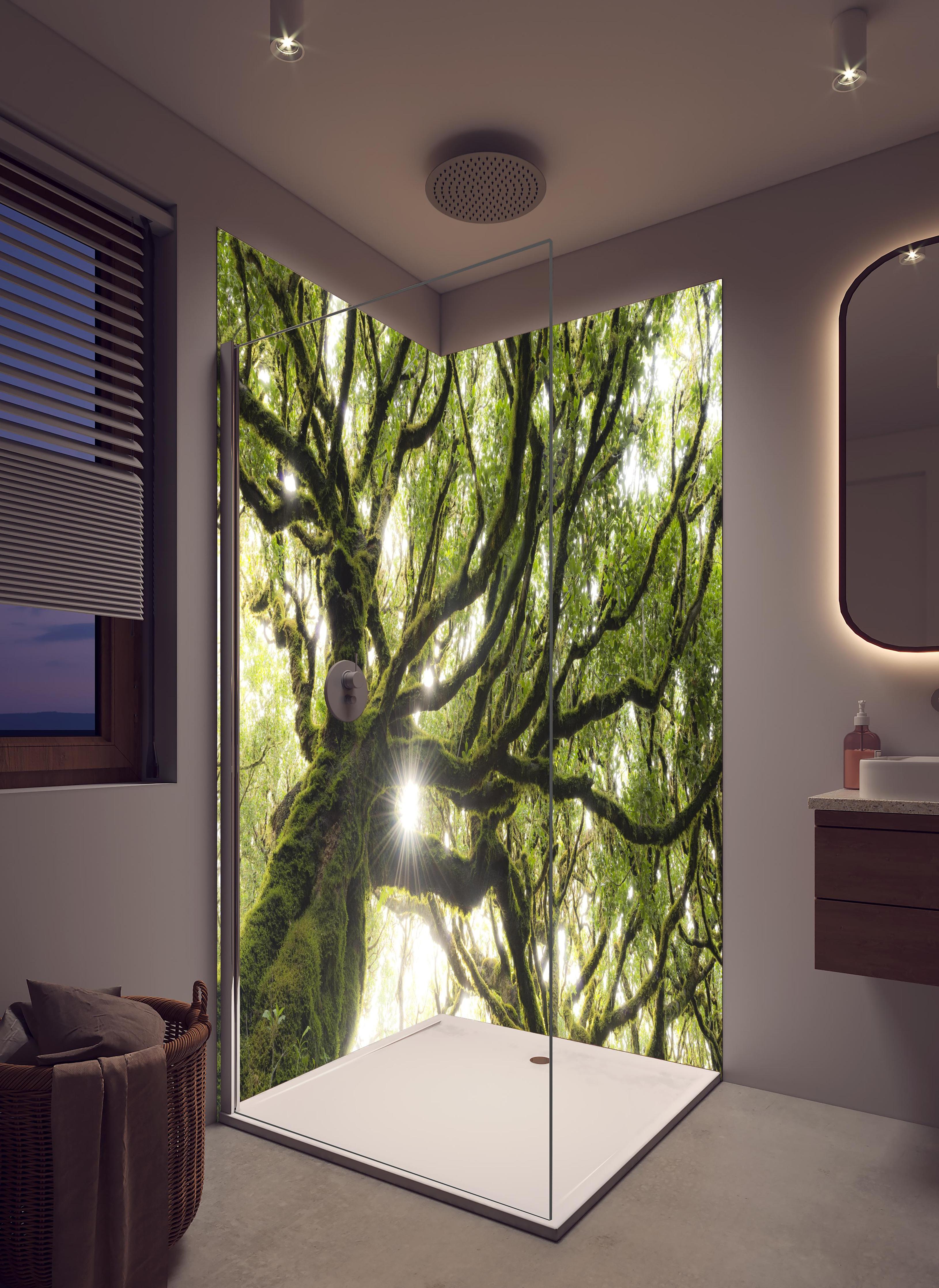 Duschrückwand - Sonnenstrahlen im Wald in hellem Badezimmer mit Regenduschkopf - zweiteilige Eck-Duschrückwand