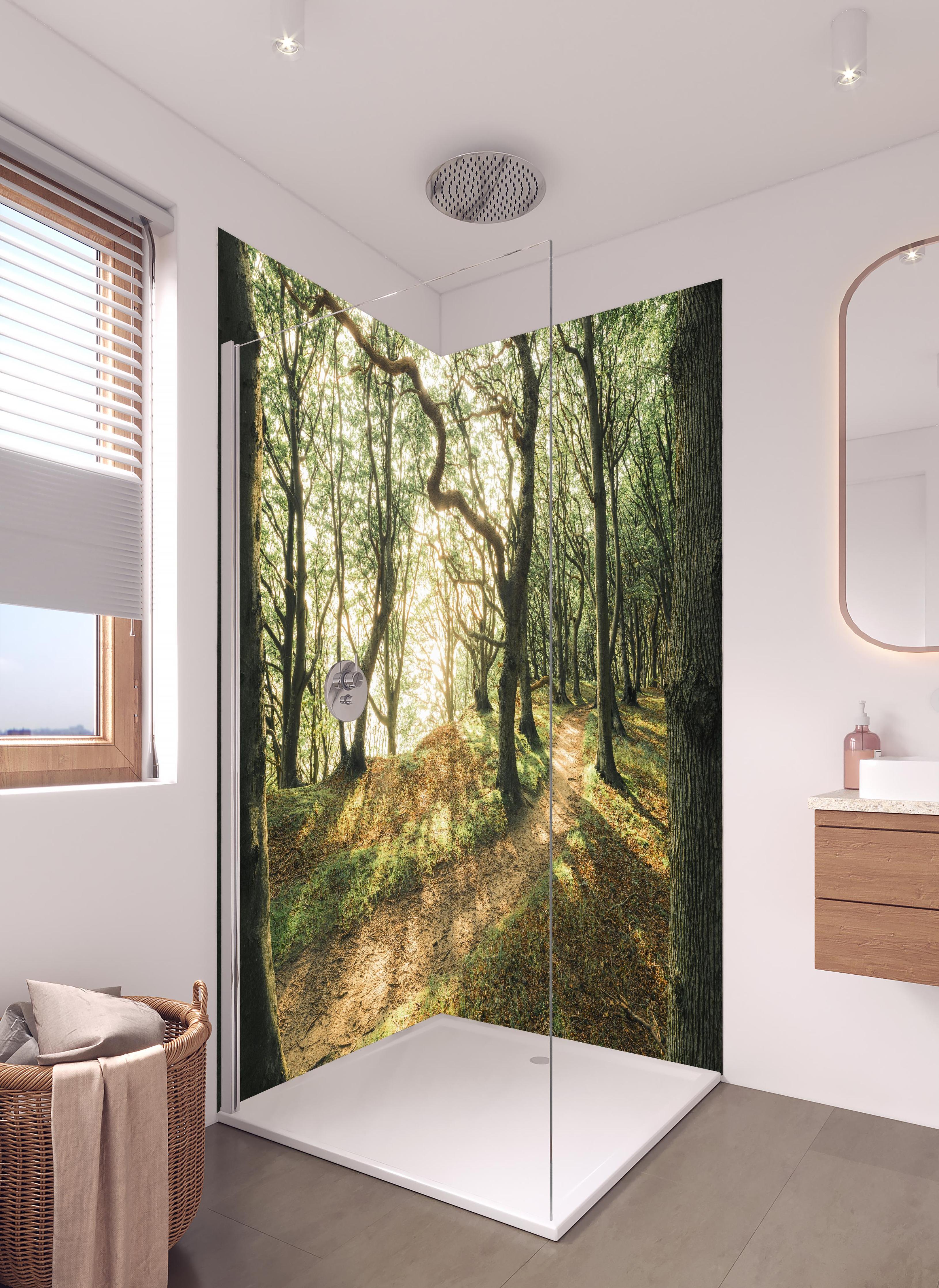 Duschrückwand - Sonnenstrahlen im Waldweg in hellem Badezimmer mit Regenduschkopf - zweiteilige Eck-Duschrückwand
