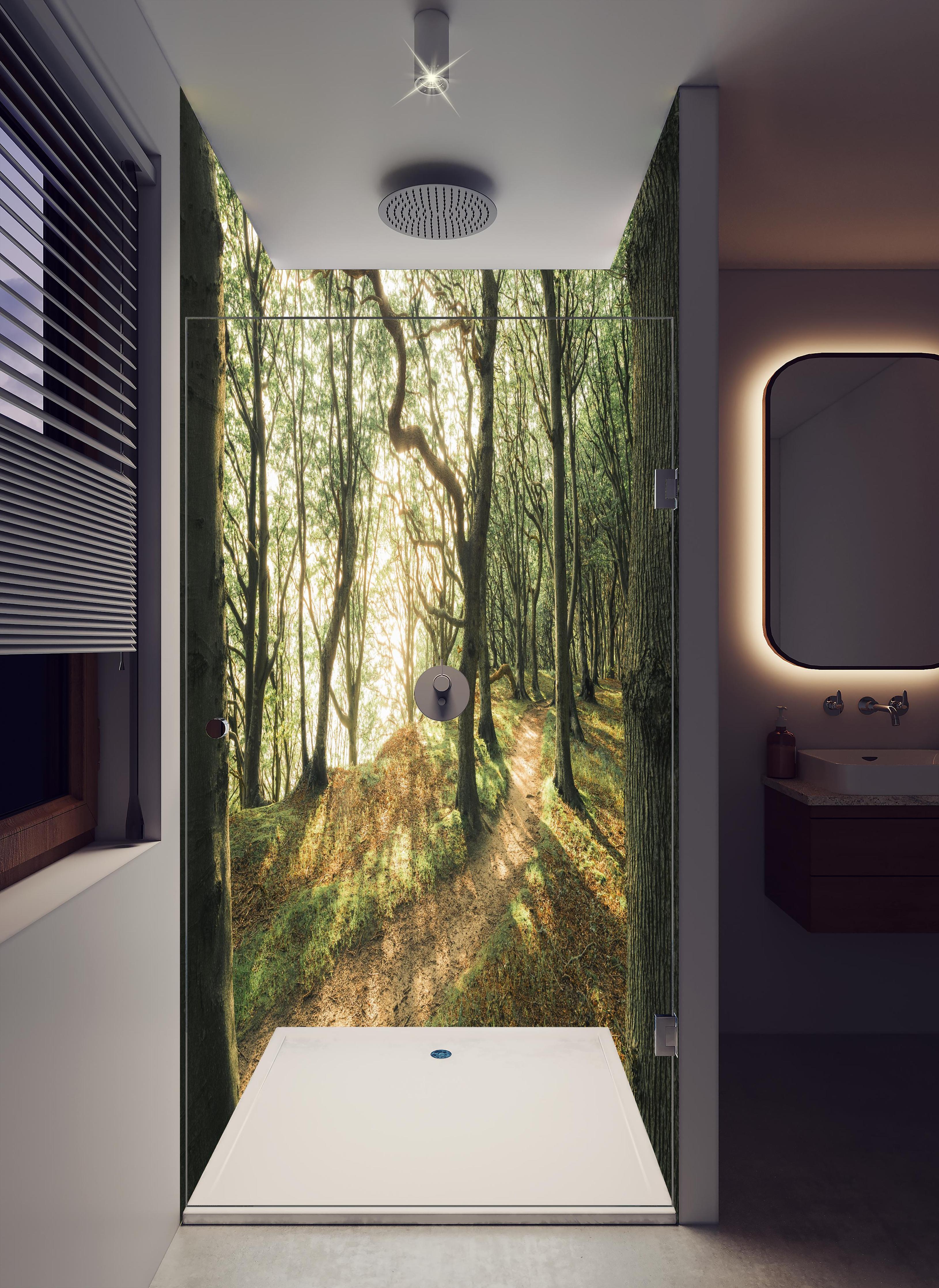Duschrückwand - Sonnenstrahlen im Waldweg in hellem Badezimmer mit Regenduschkopf - zweiteilige Eck-Duschrückwand