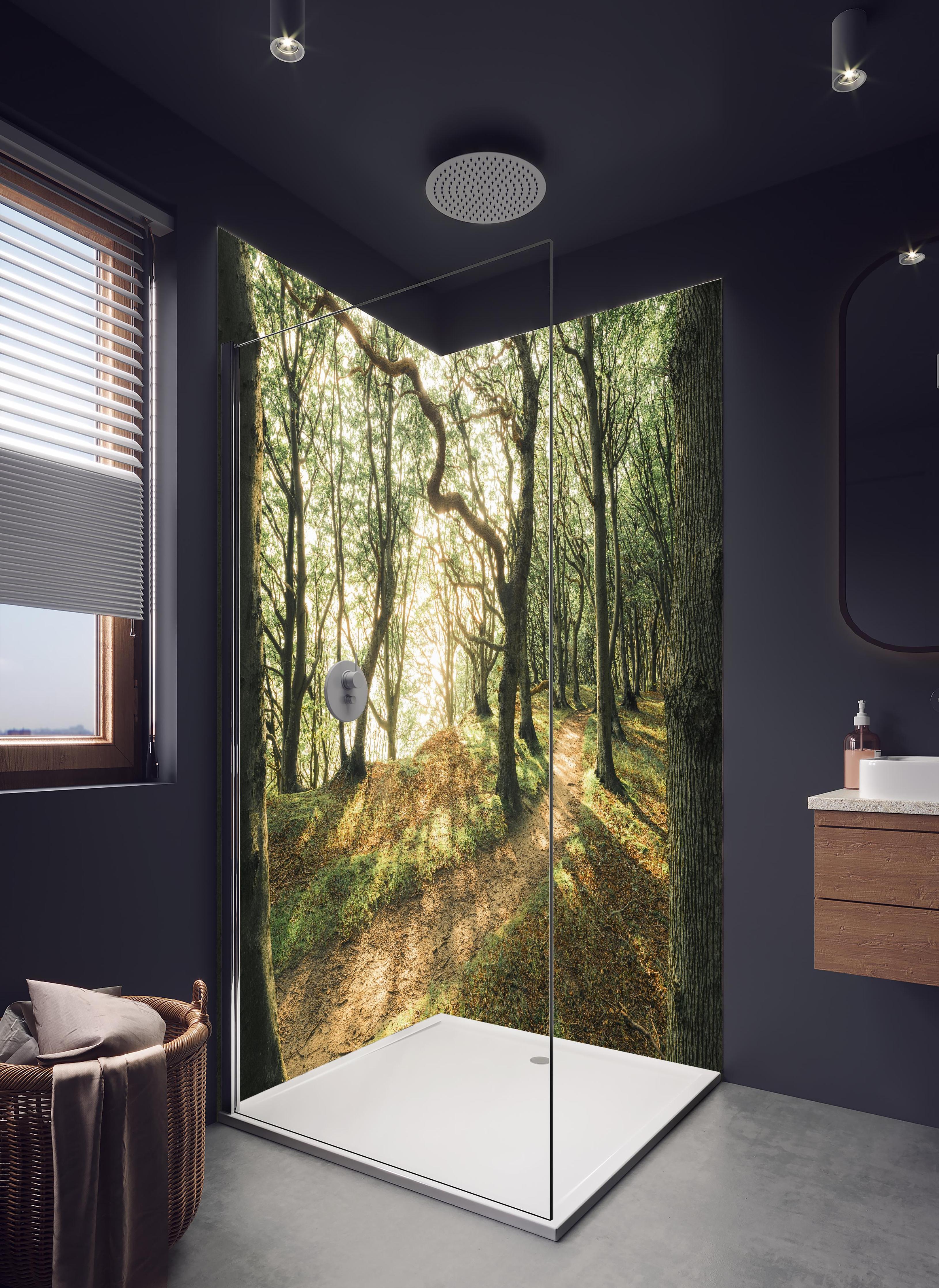 Duschrückwand - Sonnenstrahlen im Waldweg in hellem Badezimmer mit Regenduschkopf - zweiteilige Eck-Duschrückwand