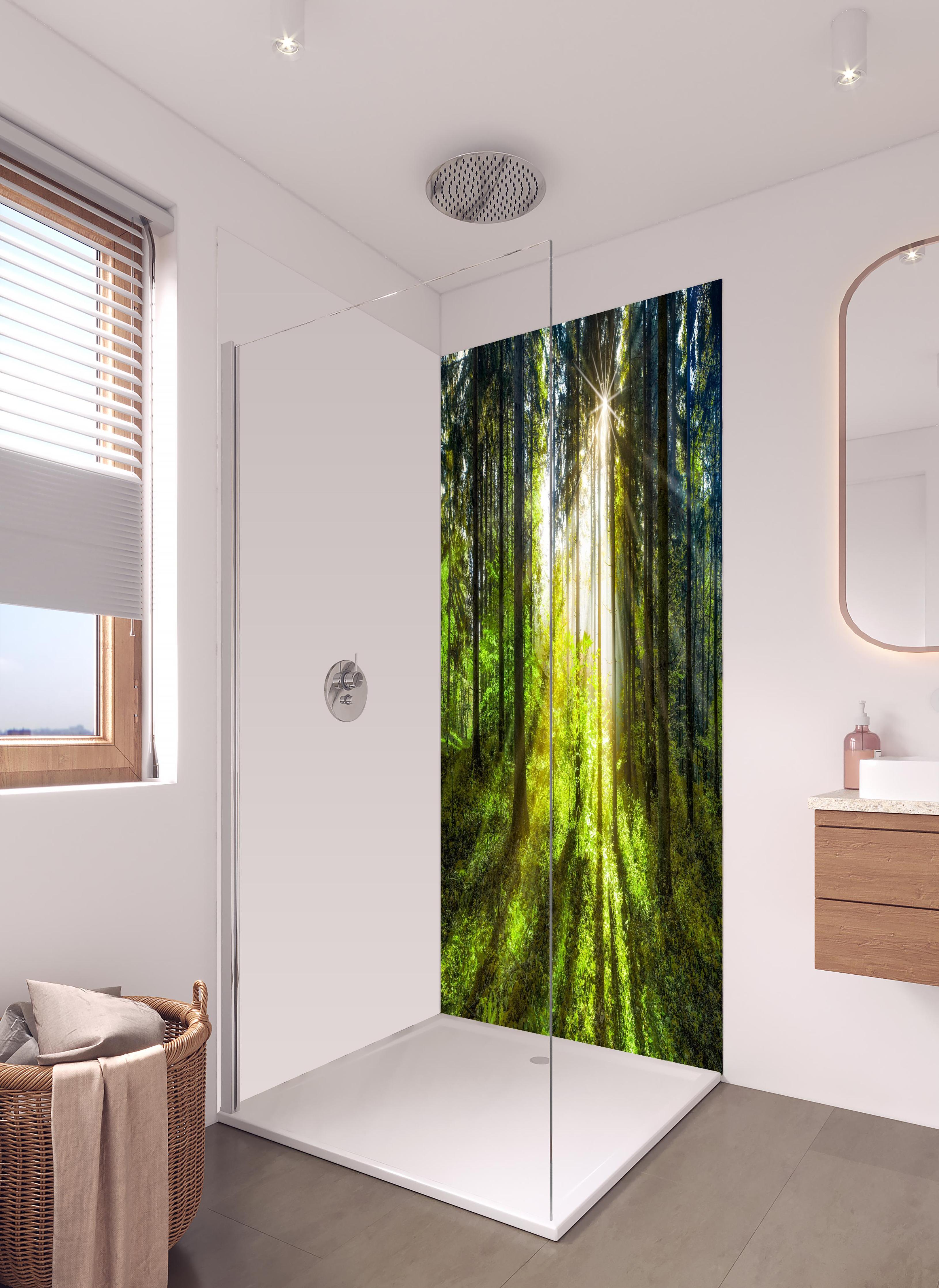 Duschrückwand - Sonnenstrahlen im lebendigem Wald in hellem Badezimmer mit Regenduschkopf - zweiteilige Eck-Duschrückwand