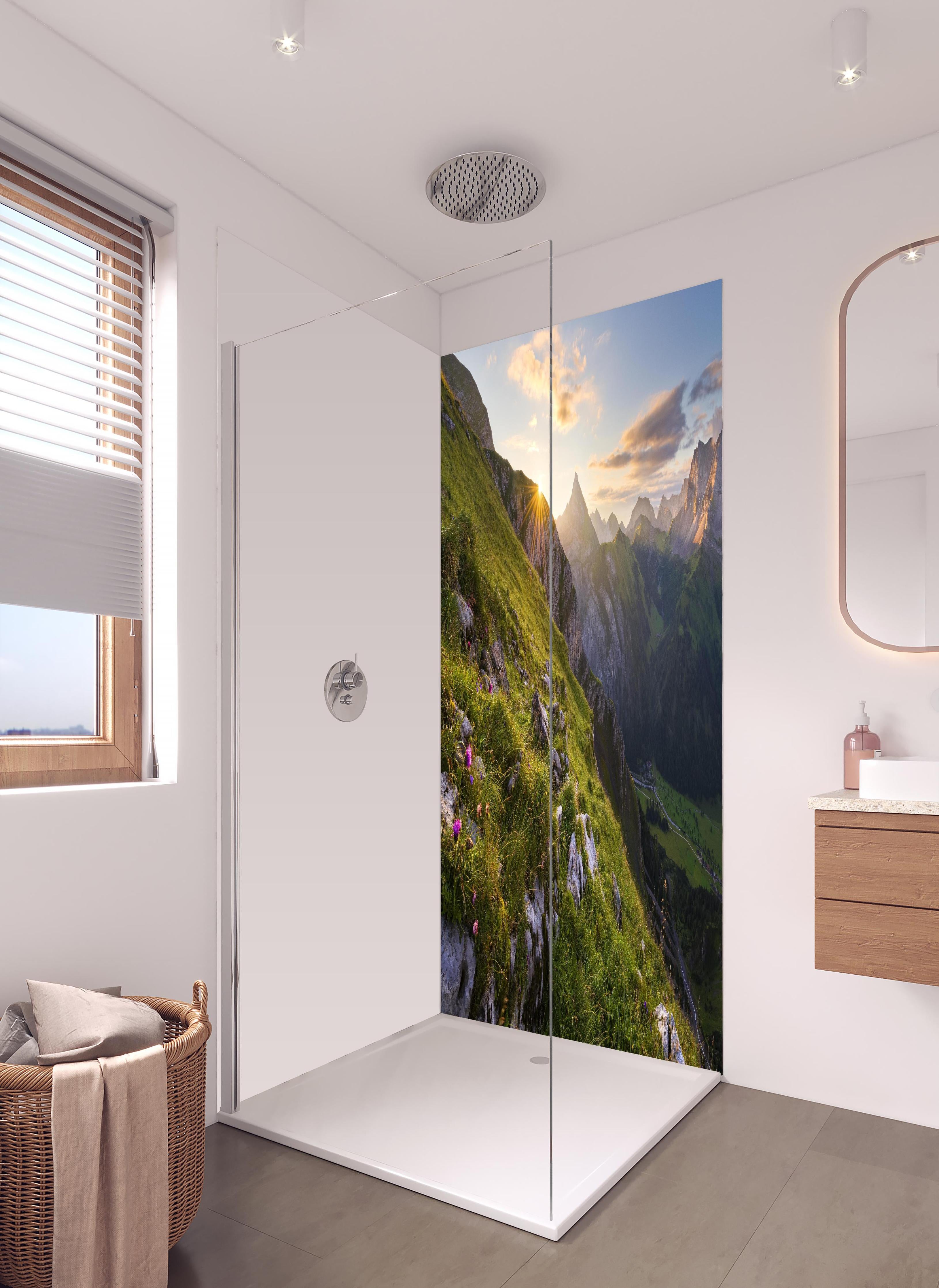 Duschrückwand - Sonnenstrahlen über blühender Alpenwiese in hellem Badezimmer mit Regenduschkopf - zweiteilige Eck-Duschrückwand