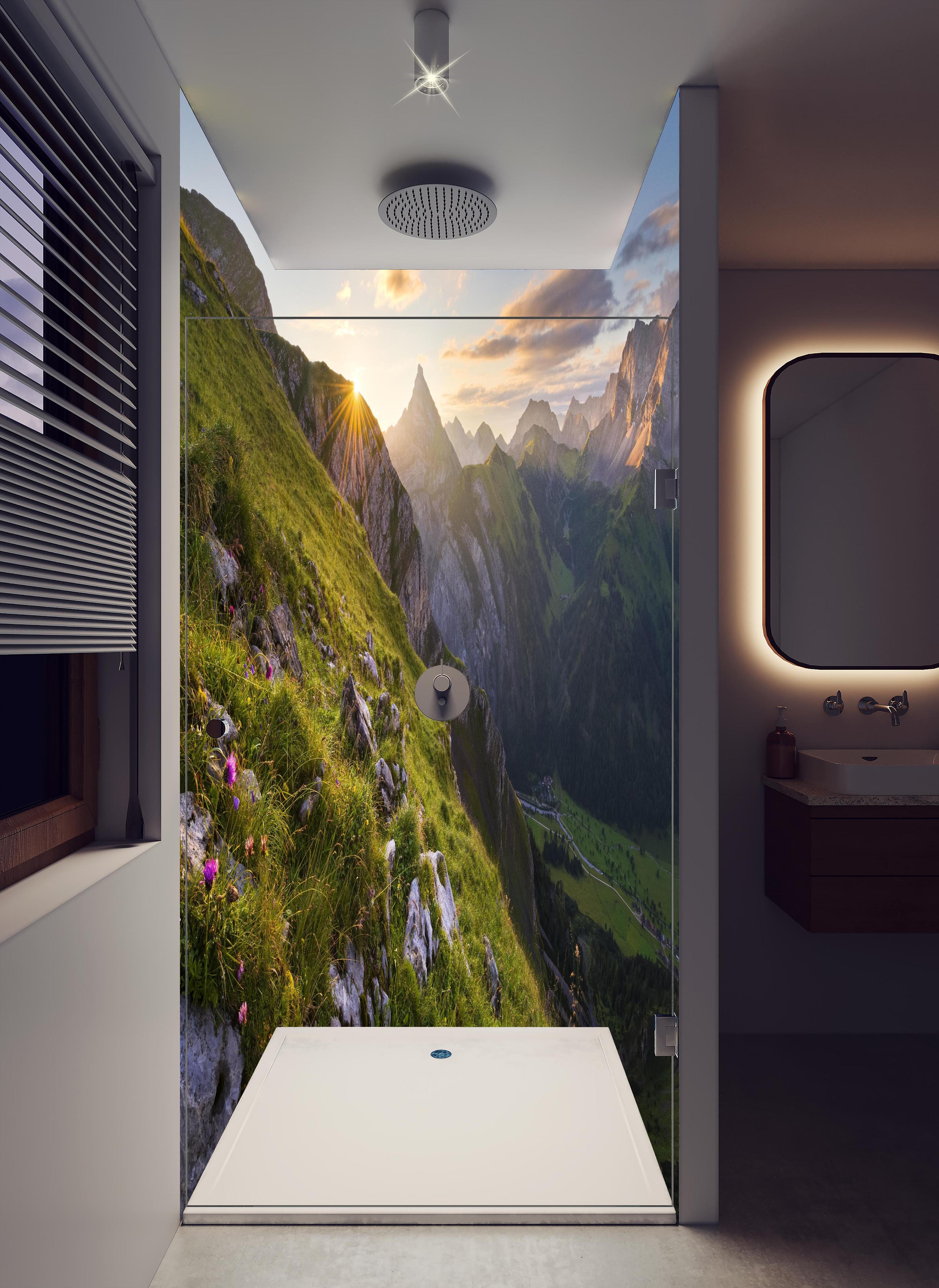 Duschrückwand - Sonnenstrahlen über blühender Alpenwiese in hellem Badezimmer mit Regenduschkopf - zweiteilige Eck-Duschrückwand