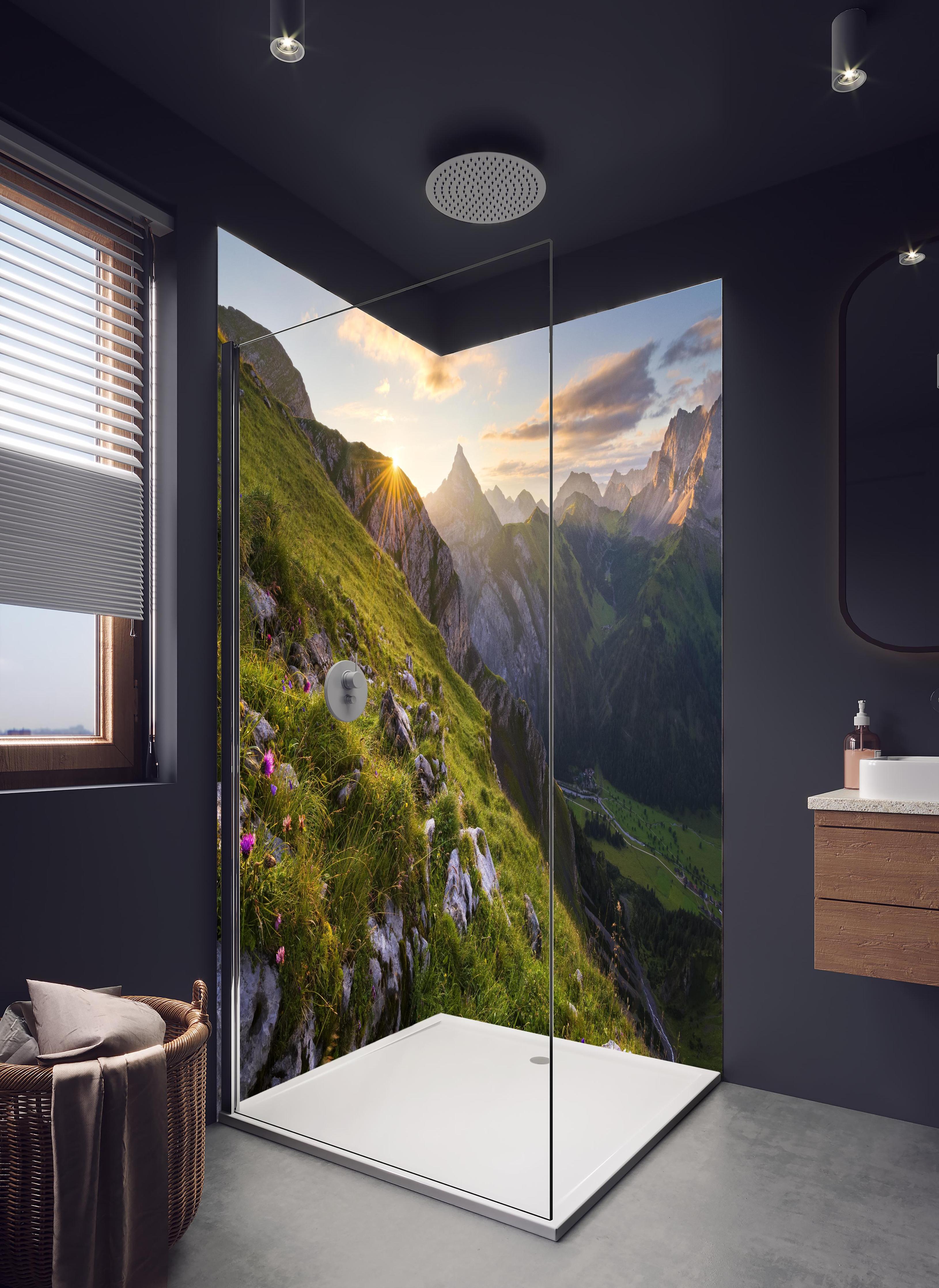 Duschrückwand - Sonnenstrahlen über blühender Alpenwiese in hellem Badezimmer mit Regenduschkopf - zweiteilige Eck-Duschrückwand