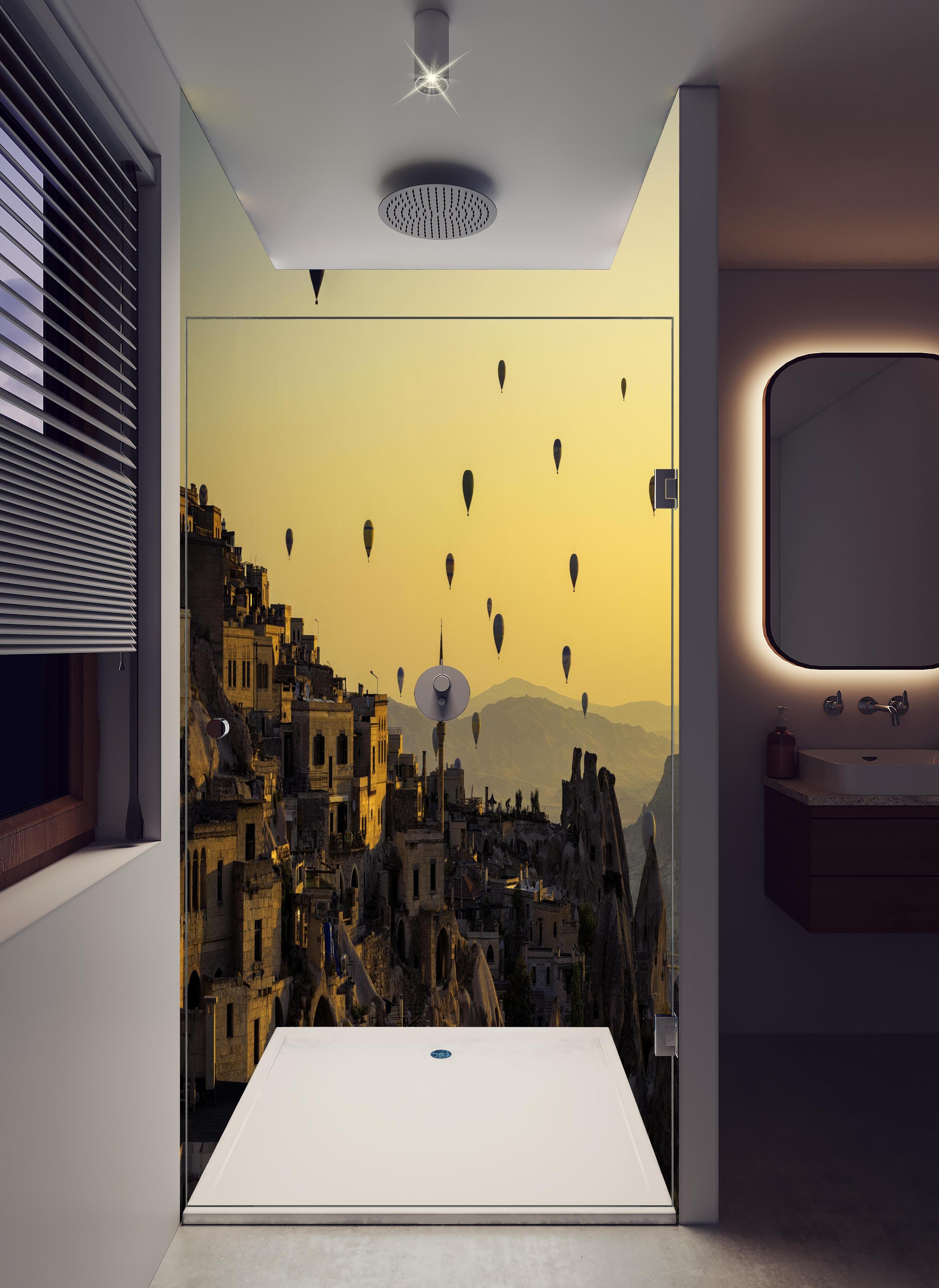 Duschrückwand - Sonnenuntergang - Kappadokien, Türkei in hellem Badezimmer mit Regenduschkopf - zweiteilige Eck-Duschrückwand
