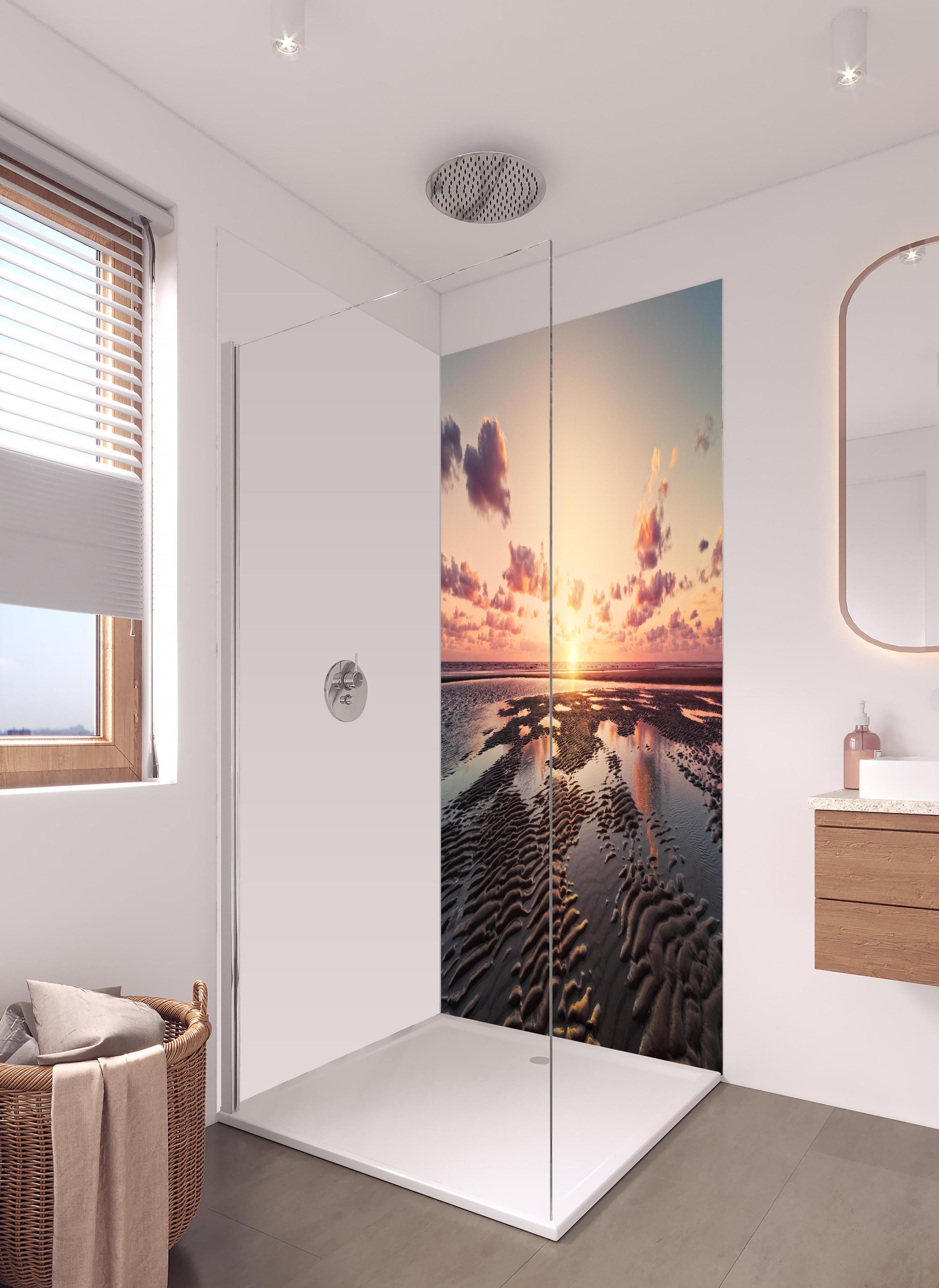 Duschrückwand - Sonnenuntergang - Nordsee in hellem Badezimmer mit Regenduschkopf - zweiteilige Eck-Duschrückwand