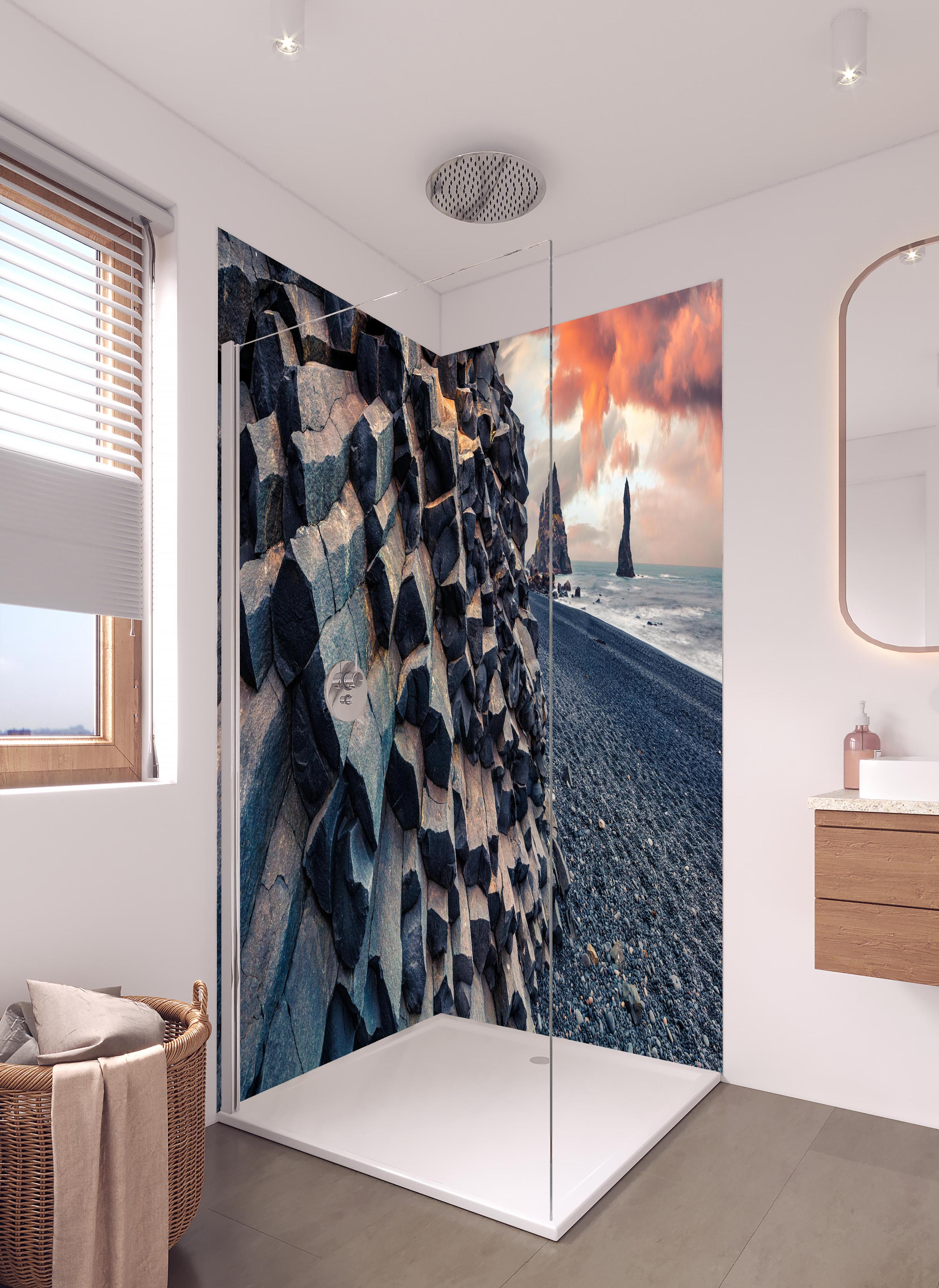 Duschrückwand - Sonnenuntergang - Reynisdrangar, Atlantischer Ozean in hellem Badezimmer mit Regenduschkopf - zweiteilige Eck-Duschrückwand