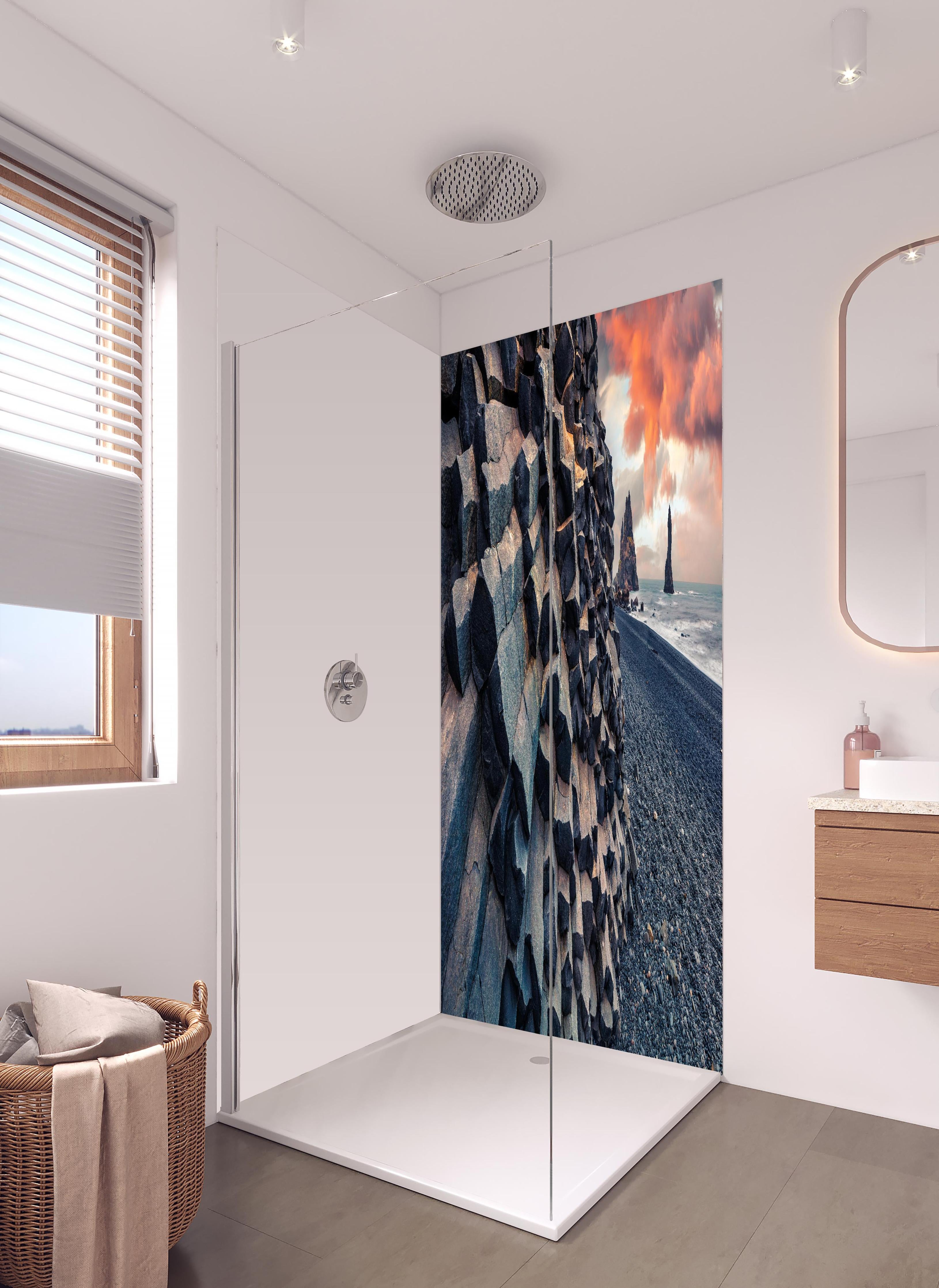 Duschrückwand - Sonnenuntergang - Reynisdrangar, Atlantischer Ozean in hellem Badezimmer mit Regenduschkopf - zweiteilige Eck-Duschrückwand