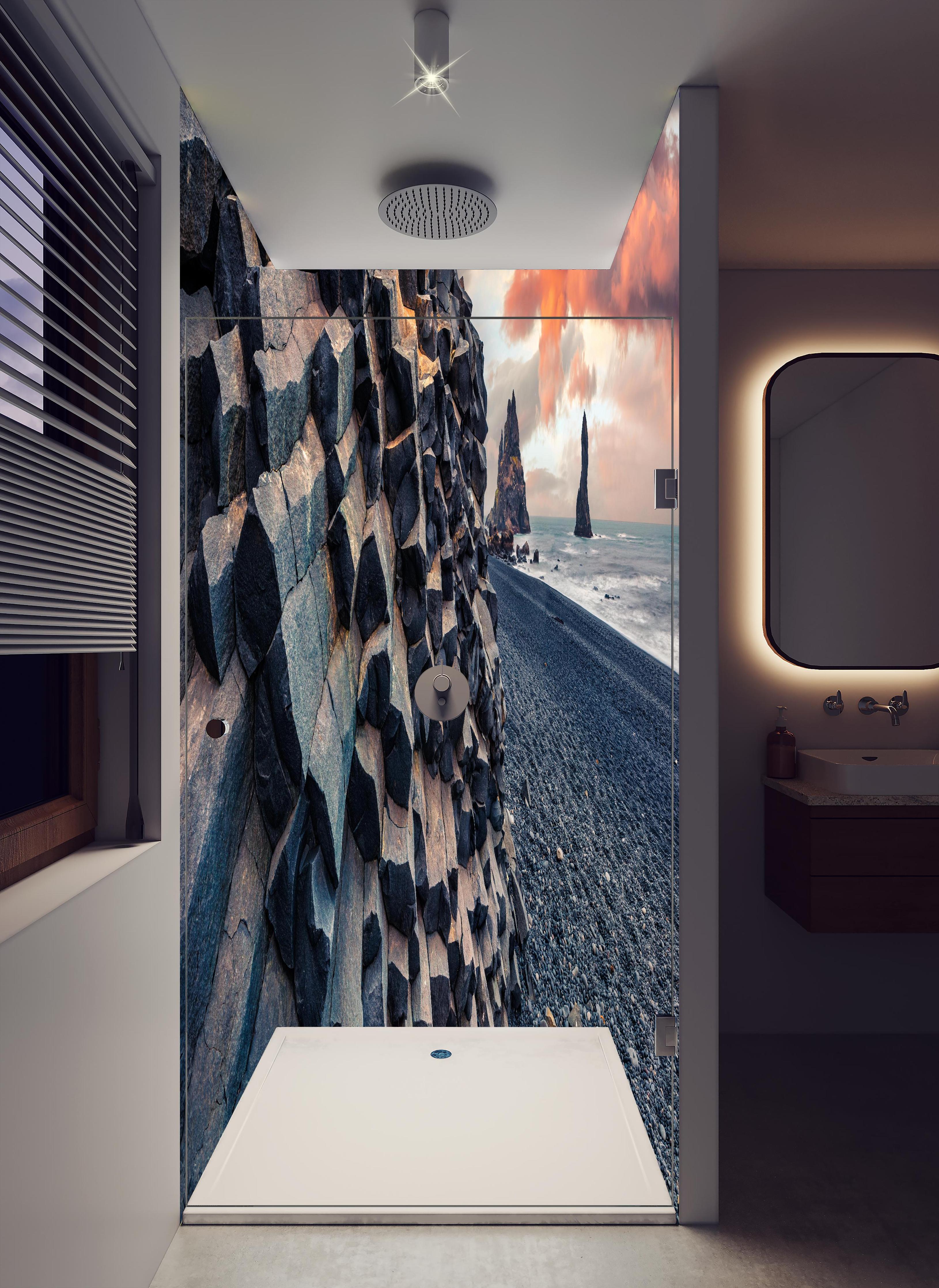 Duschrückwand - Sonnenuntergang - Reynisdrangar, Atlantischer Ozean in hellem Badezimmer mit Regenduschkopf - zweiteilige Eck-Duschrückwand
