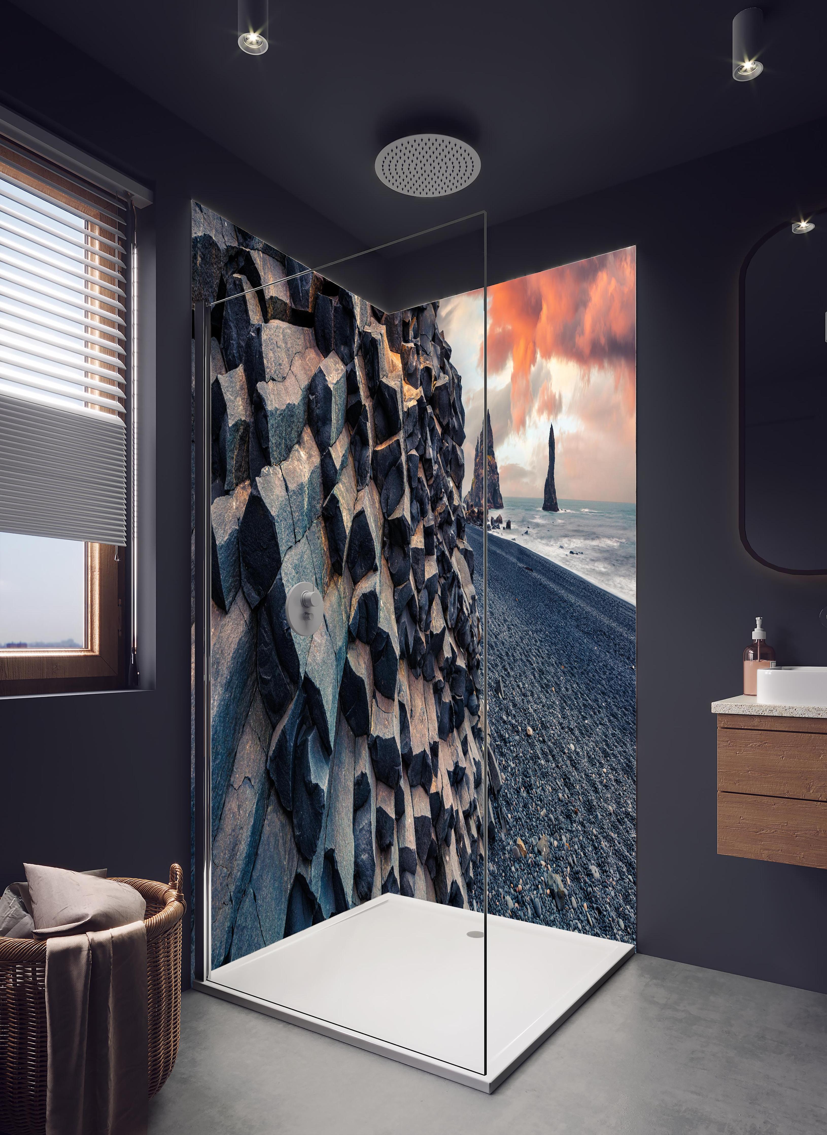 Duschrückwand - Sonnenuntergang - Reynisdrangar, Atlantischer Ozean in hellem Badezimmer mit Regenduschkopf - zweiteilige Eck-Duschrückwand