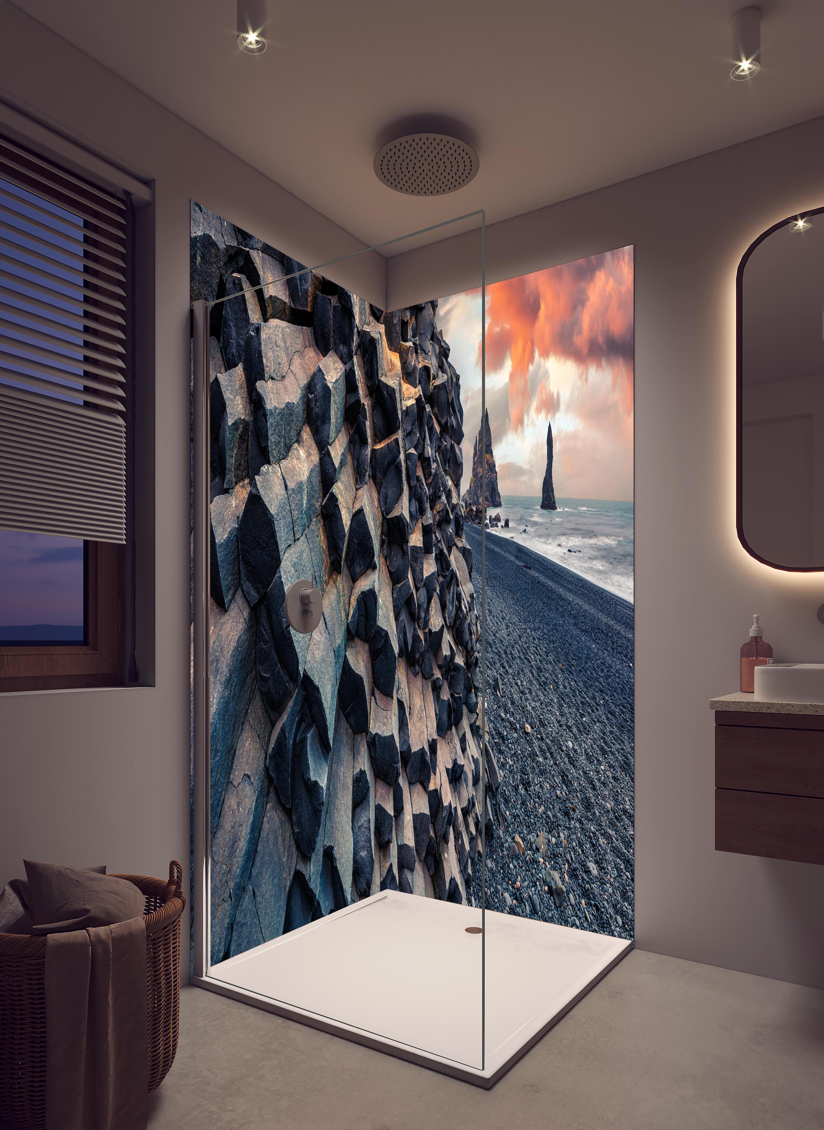 Duschrückwand - Sonnenuntergang - Reynisdrangar, Atlantischer Ozean in hellem Badezimmer mit Regenduschkopf - zweiteilige Eck-Duschrückwand
