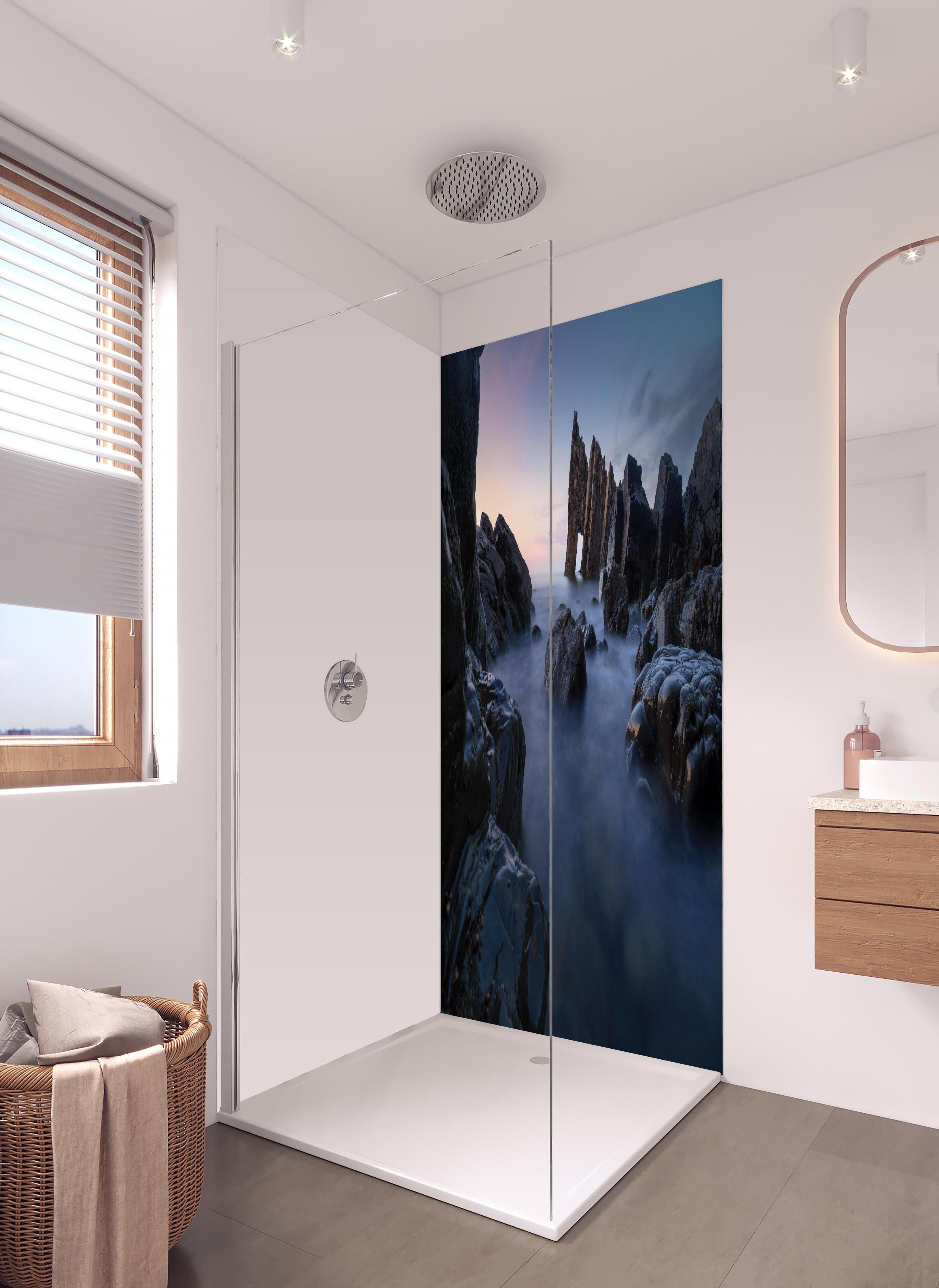 Duschrückwand - Sonnenuntergang am felsigen Meeresufer in hellem Badezimmer mit Regenduschkopf - zweiteilige Eck-Duschrückwand