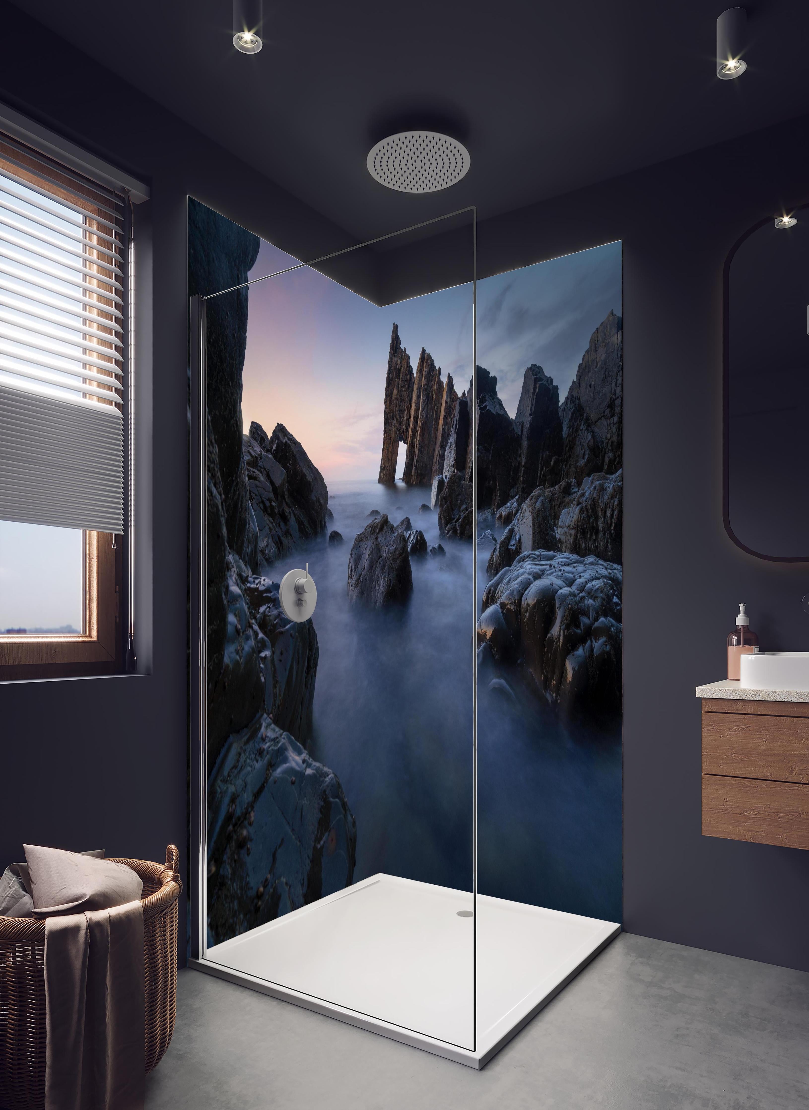 Duschrückwand - Sonnenuntergang am felsigen Meeresufer in hellem Badezimmer mit Regenduschkopf - zweiteilige Eck-Duschrückwand