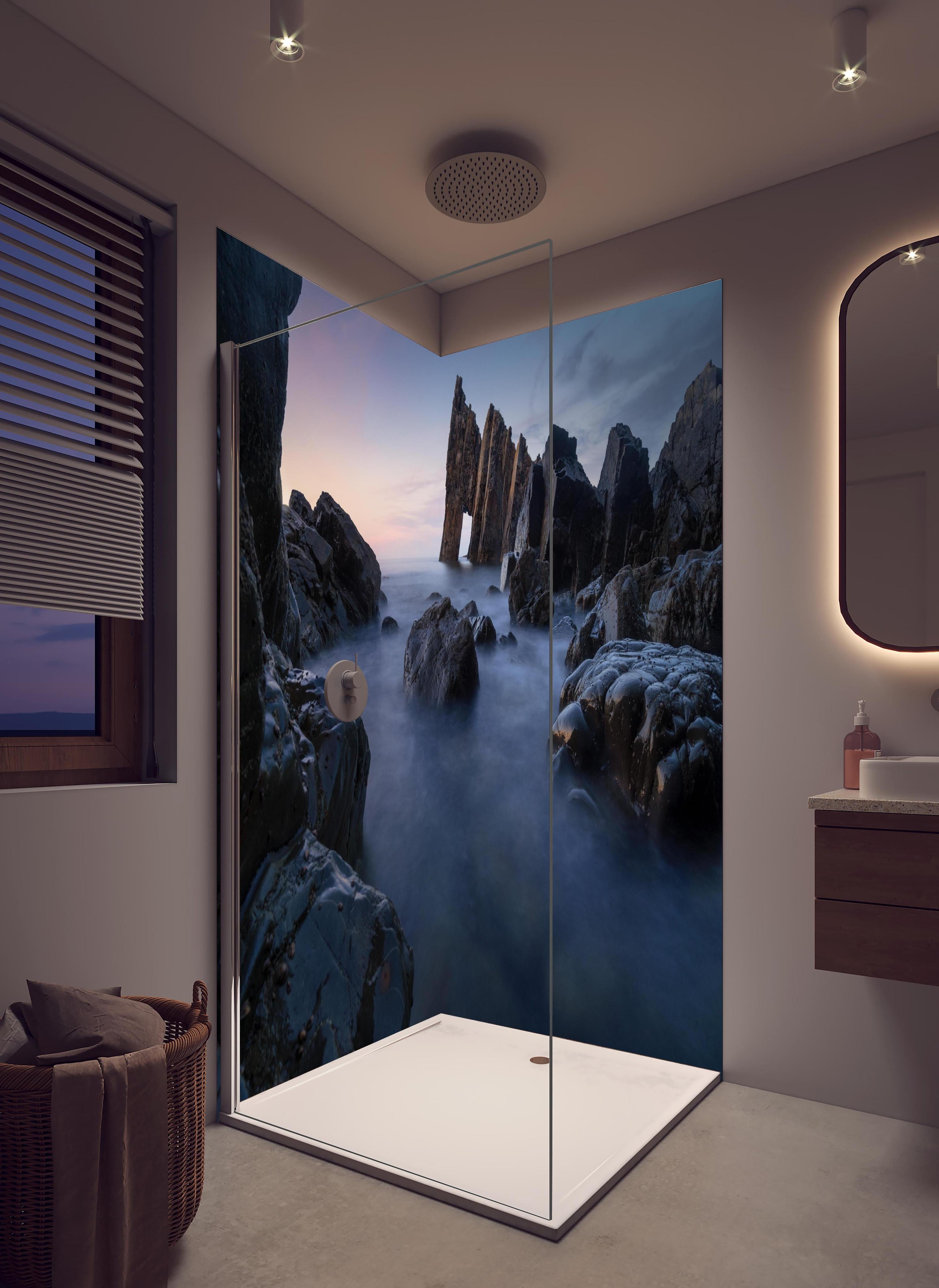 Duschrückwand - Sonnenuntergang am felsigen Meeresufer in hellem Badezimmer mit Regenduschkopf - zweiteilige Eck-Duschrückwand