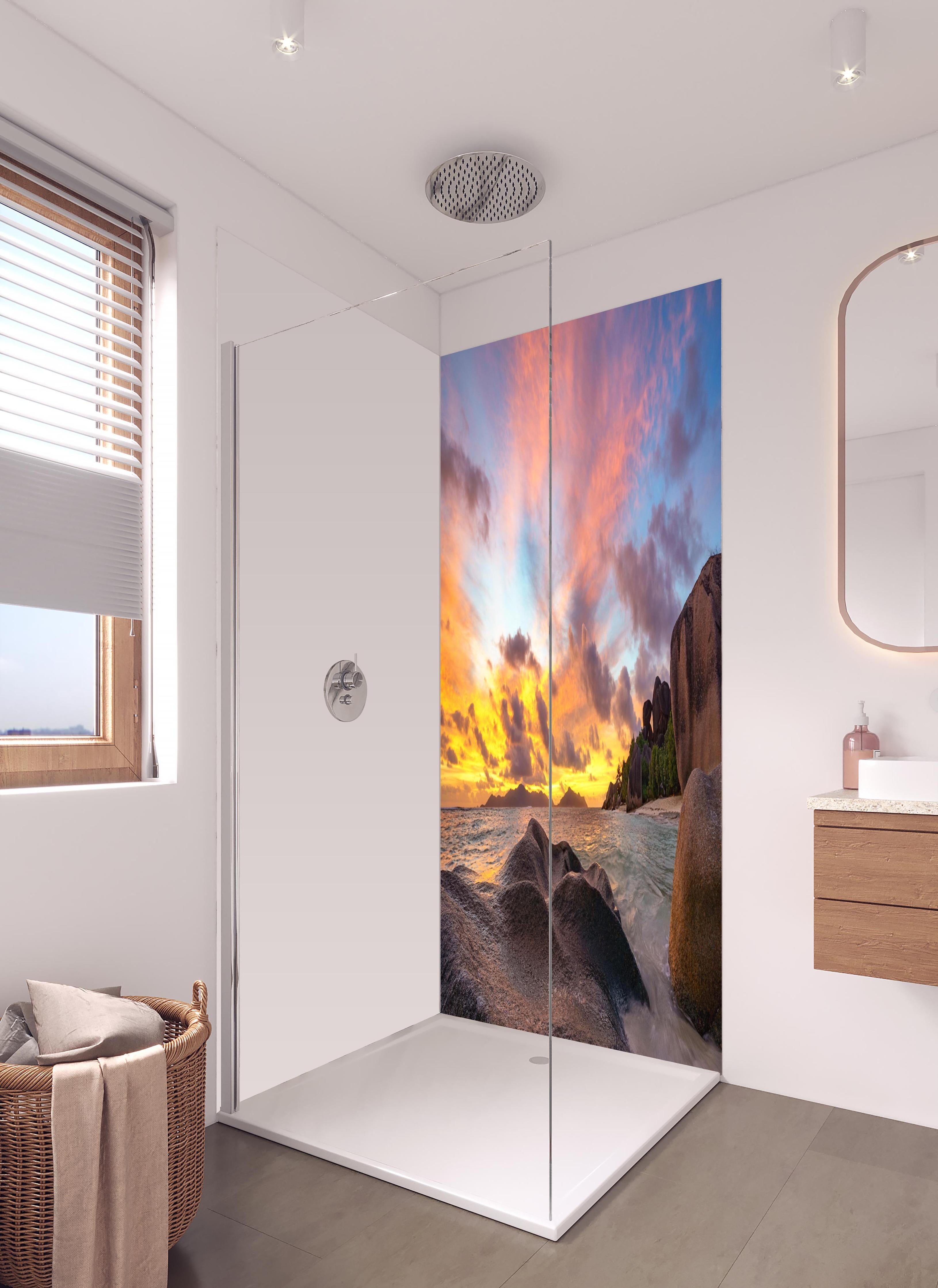 Duschrückwand - Sonnenuntergang am tropischen Strand in hellem Badezimmer mit Regenduschkopf - zweiteilige Eck-Duschrückwand