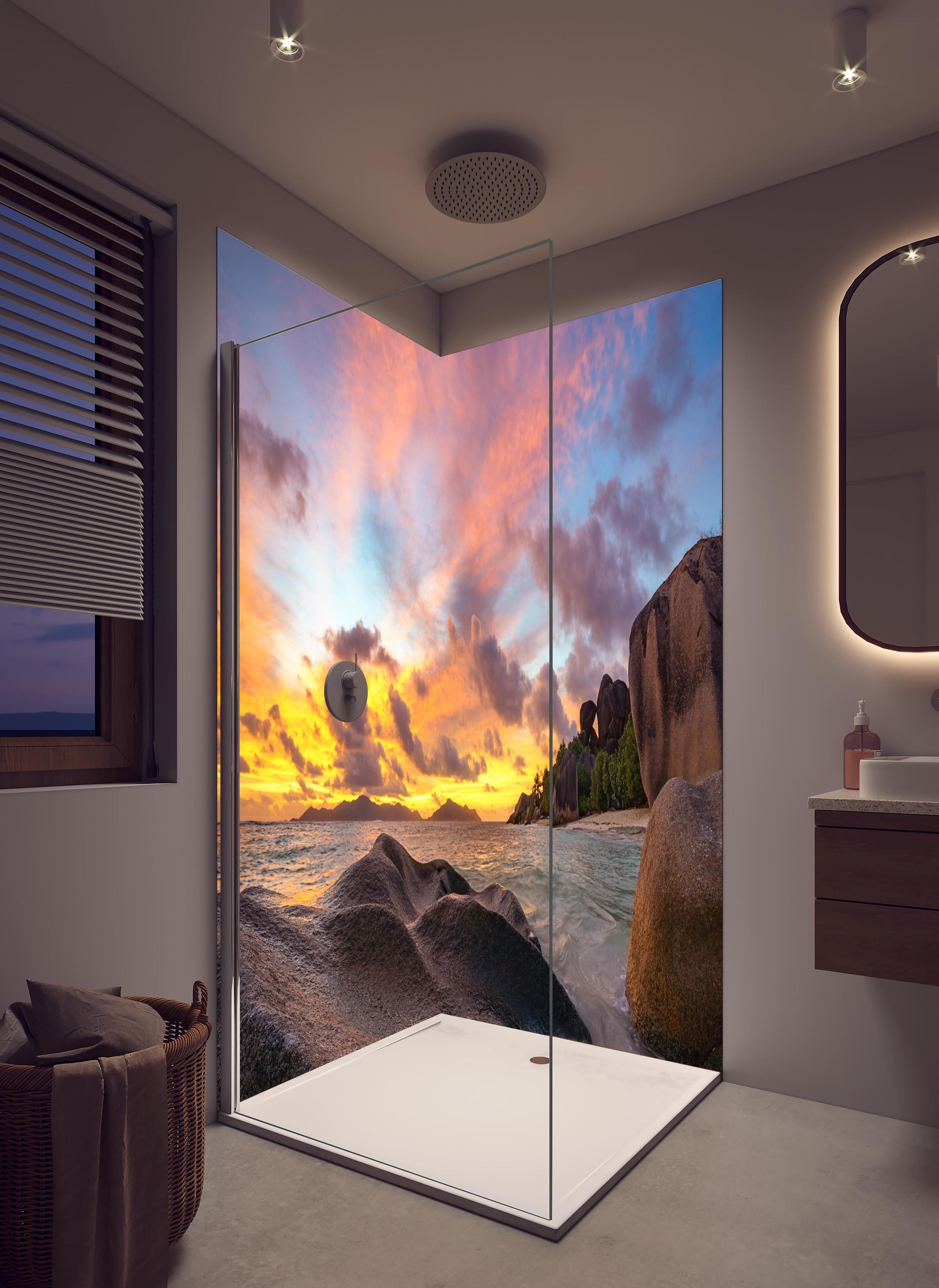 Duschrückwand - Sonnenuntergang am tropischen Strand in hellem Badezimmer mit Regenduschkopf - zweiteilige Eck-Duschrückwand