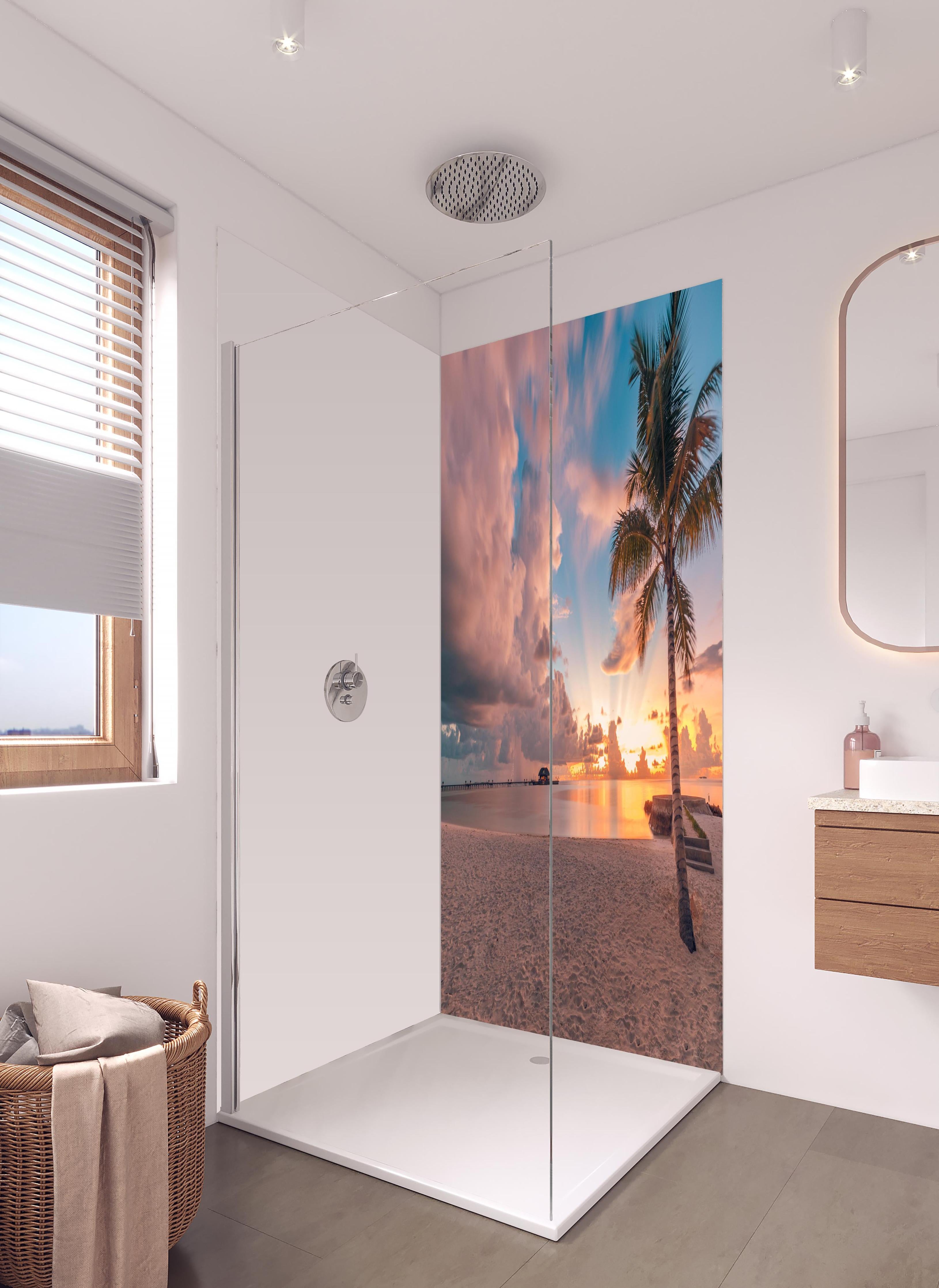 Duschrückwand - Sonnenuntergang in Rivera Maya in hellem Badezimmer mit Regenduschkopf - zweiteilige Eck-Duschrückwand