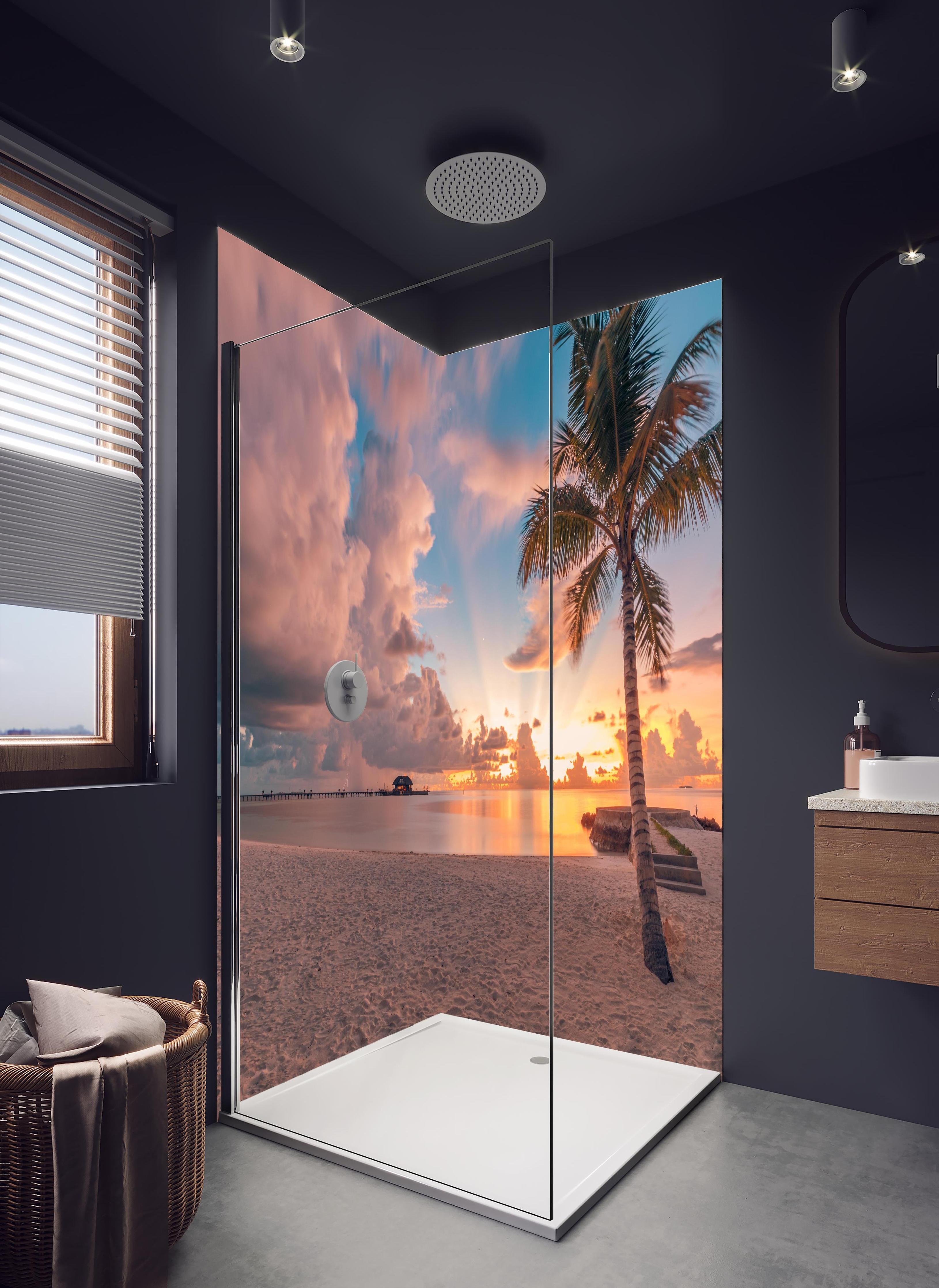 Duschrückwand - Sonnenuntergang in Rivera Maya in hellem Badezimmer mit Regenduschkopf - zweiteilige Eck-Duschrückwand