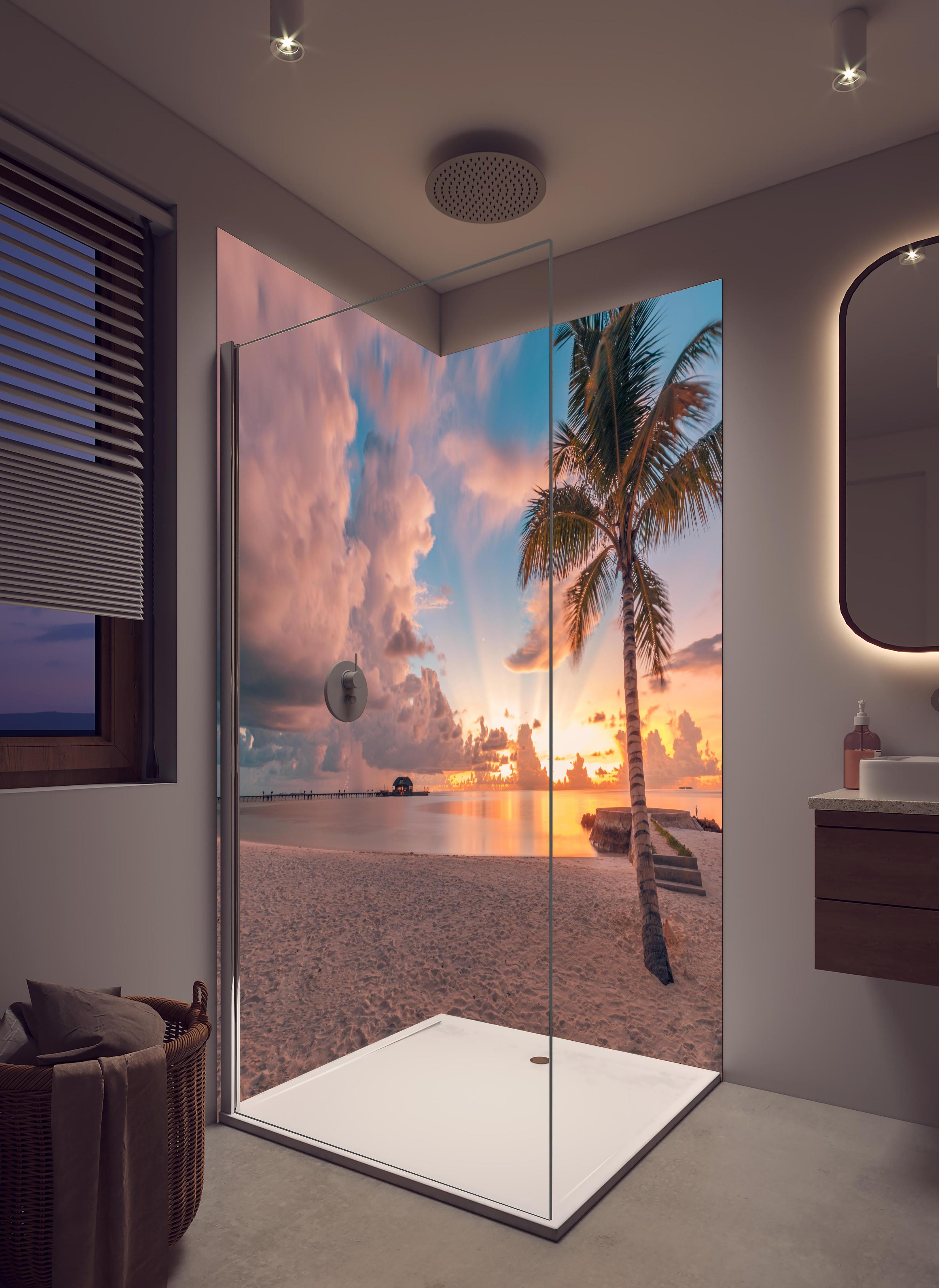 Duschrückwand - Sonnenuntergang in Rivera Maya in hellem Badezimmer mit Regenduschkopf - zweiteilige Eck-Duschrückwand