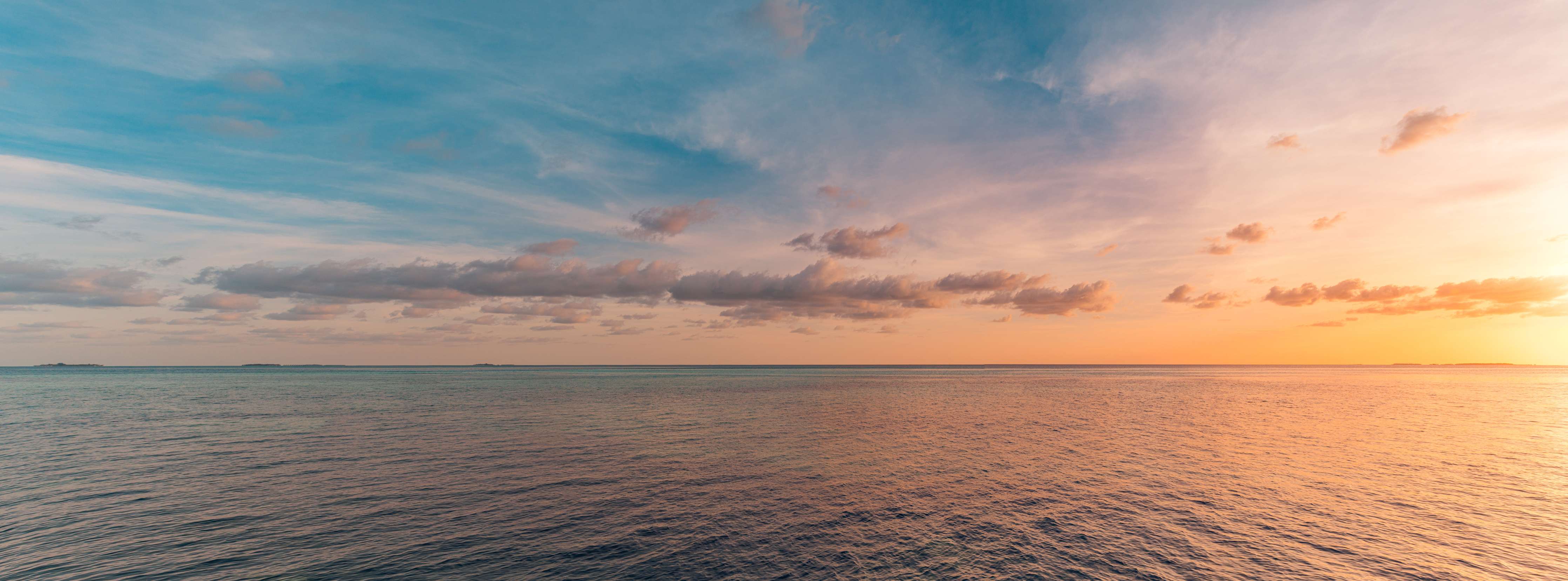 Duschrückwand-Sonnenuntergang über dem Meer mit bunten Wolken