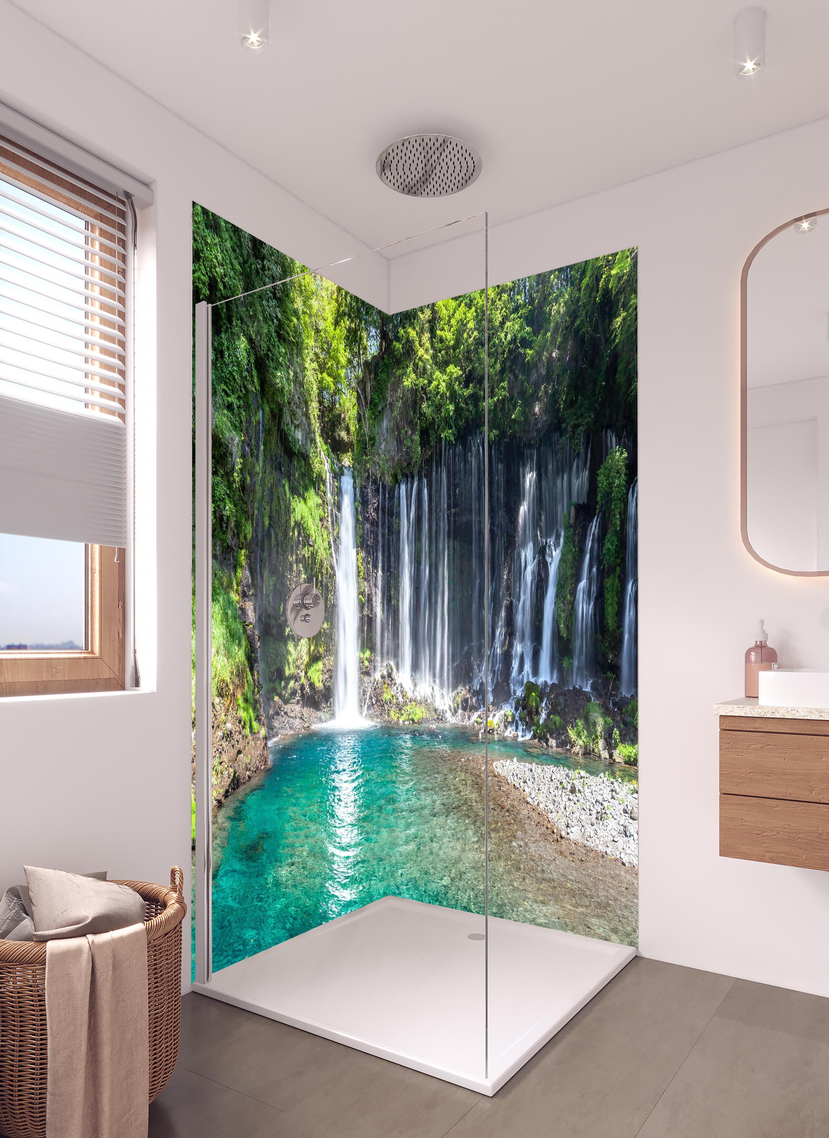 Duschrückwand - Sonniger Shiraito-Wasserfall in hellem Badezimmer mit Regenduschkopf - zweiteilige Eck-Duschrückwand