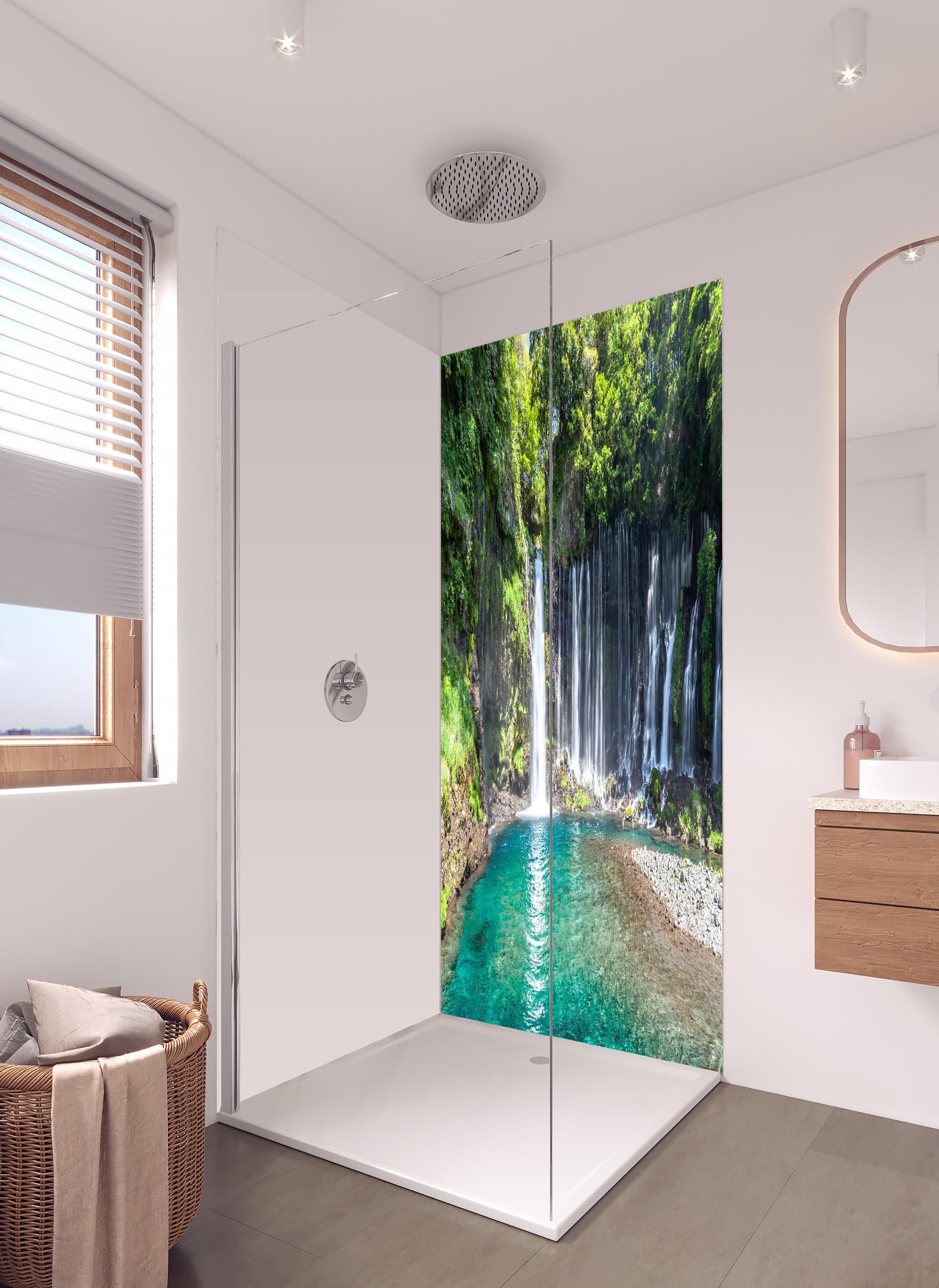 Duschrückwand - Sonniger Shiraito-Wasserfall in hellem Badezimmer mit Regenduschkopf - zweiteilige Eck-Duschrückwand