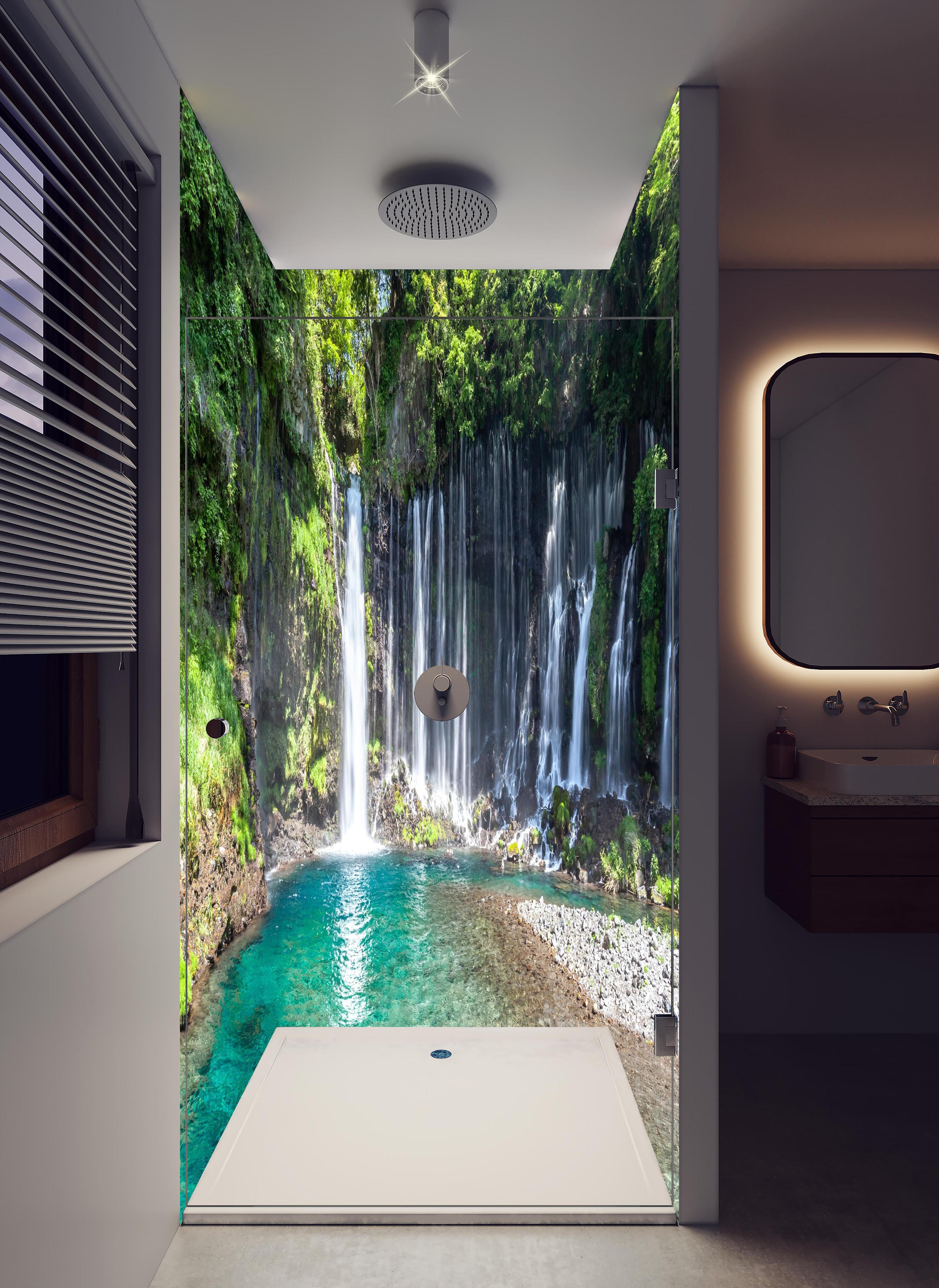 Duschrückwand - Sonniger Shiraito-Wasserfall in hellem Badezimmer mit Regenduschkopf - zweiteilige Eck-Duschrückwand