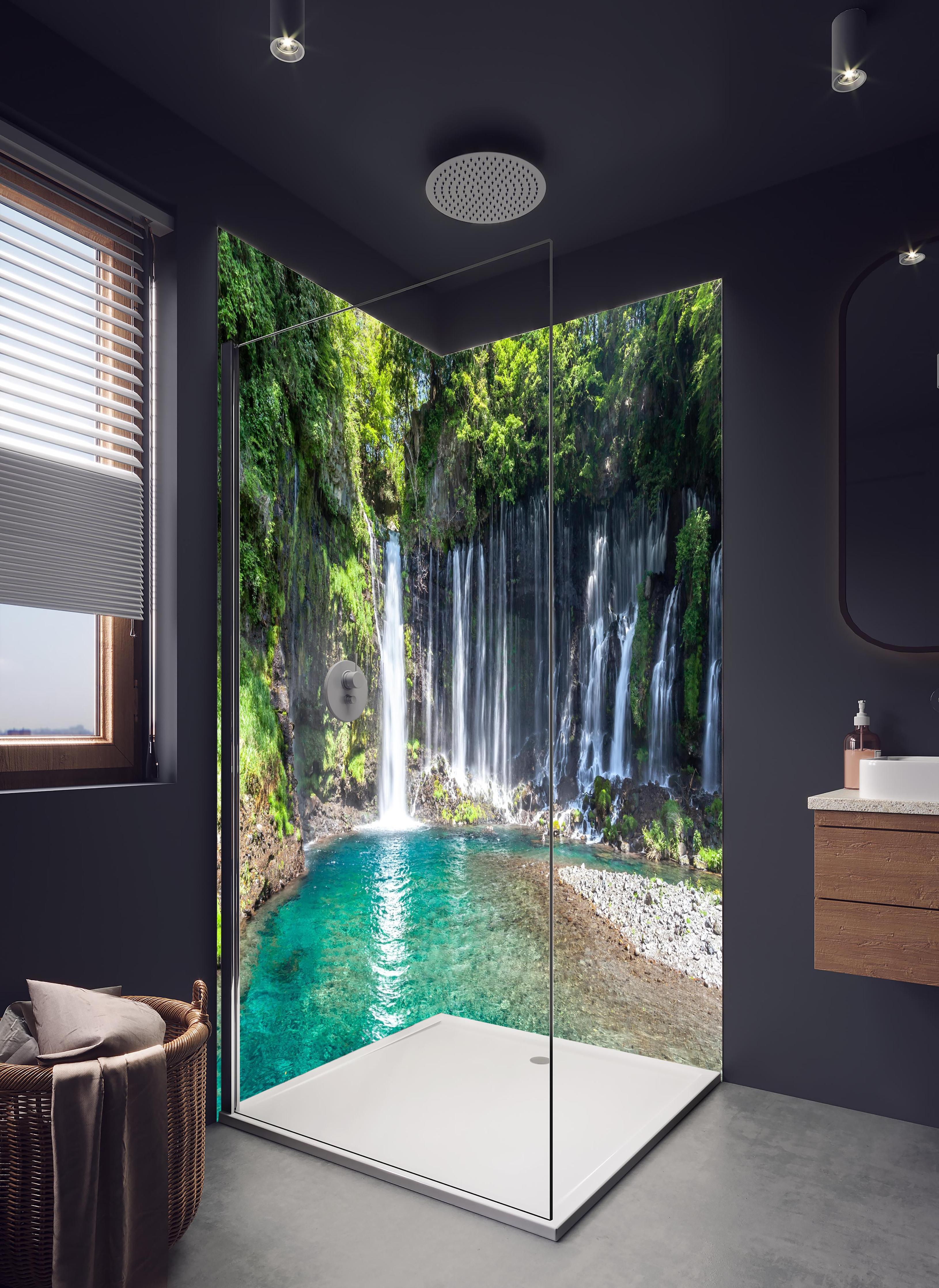 Duschrückwand - Sonniger Shiraito-Wasserfall in hellem Badezimmer mit Regenduschkopf - zweiteilige Eck-Duschrückwand