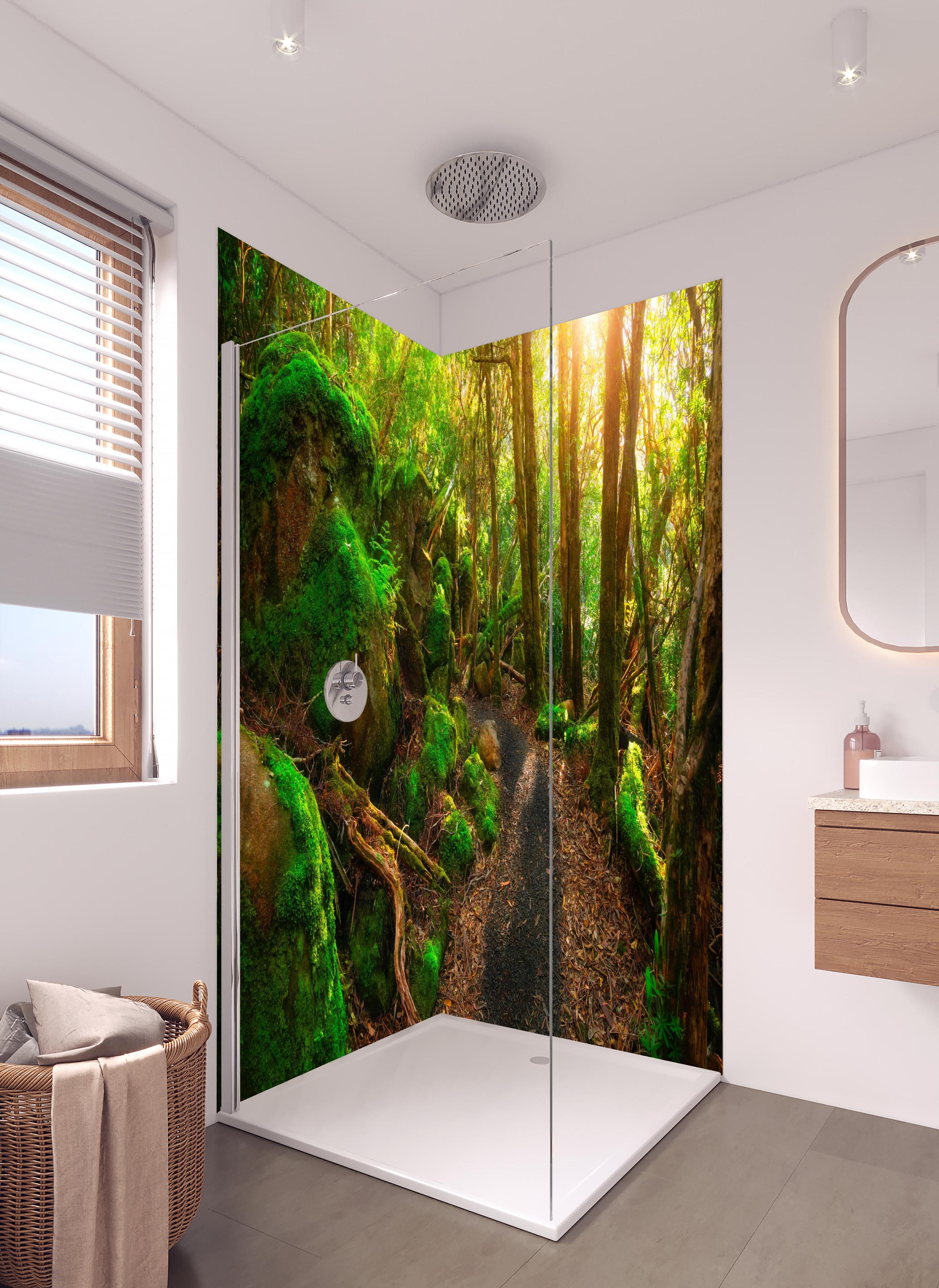 Duschrückwand - Sonniger Wald in Tasmanien in hellem Badezimmer mit Regenduschkopf - zweiteilige Eck-Duschrückwand