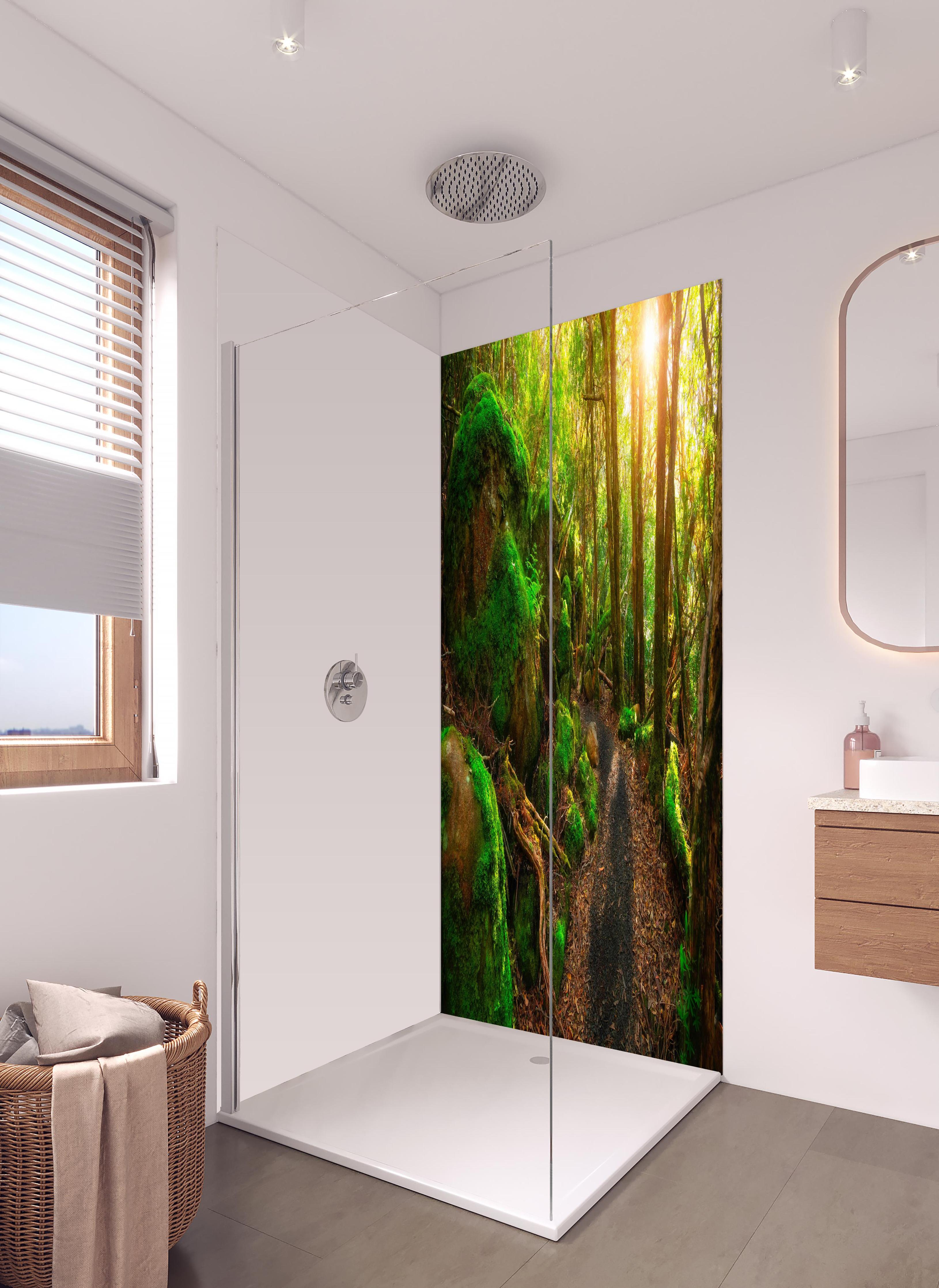 Duschrückwand - Sonniger Wald in Tasmanien in hellem Badezimmer mit Regenduschkopf - zweiteilige Eck-Duschrückwand