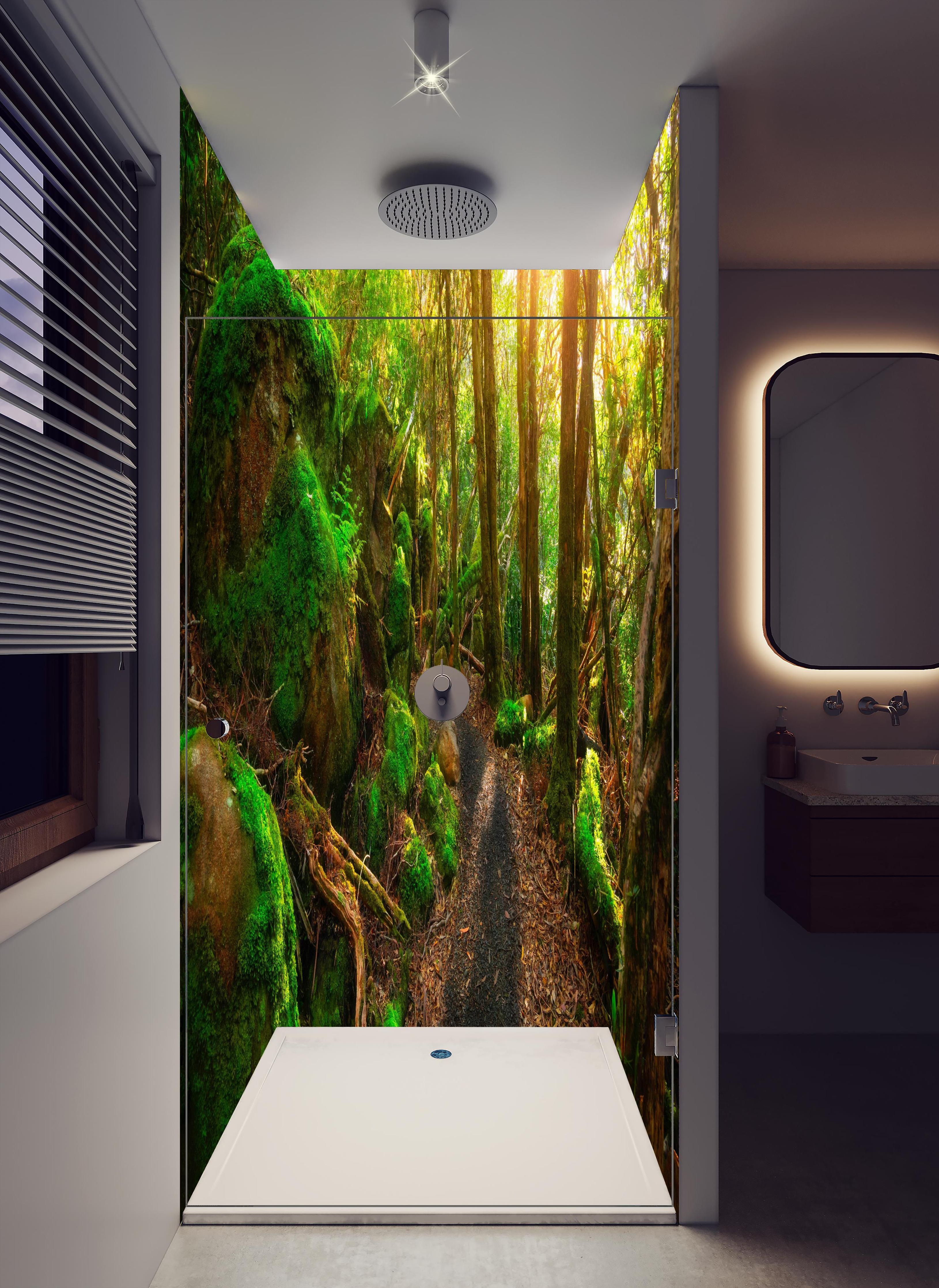 Duschrückwand - Sonniger Wald in Tasmanien in hellem Badezimmer mit Regenduschkopf - zweiteilige Eck-Duschrückwand