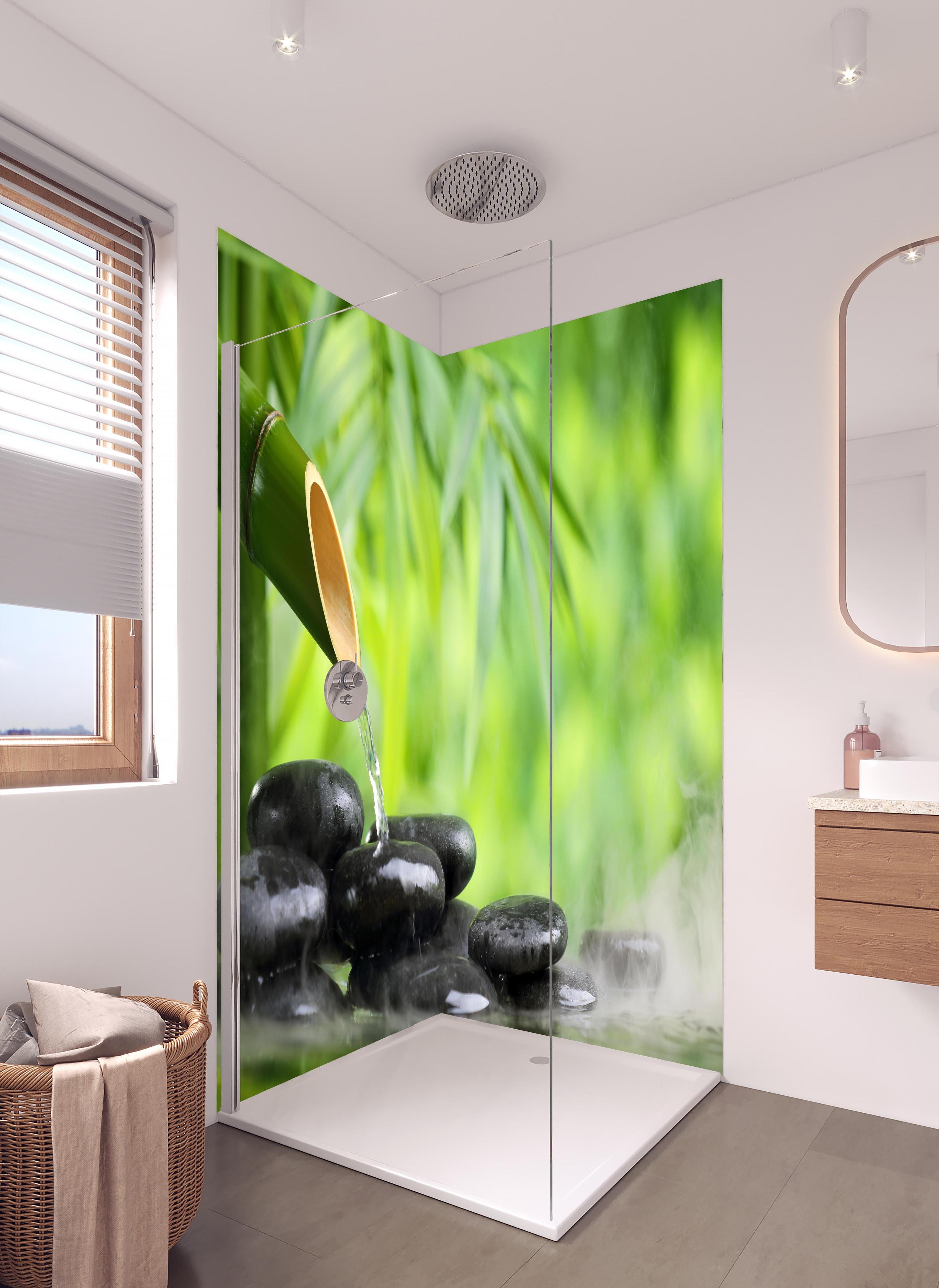 Duschrückwand - Spa-Stillleben mit Bambusbrunnen in hellem Badezimmer mit Regenduschkopf - zweiteilige Eck-Duschrückwand