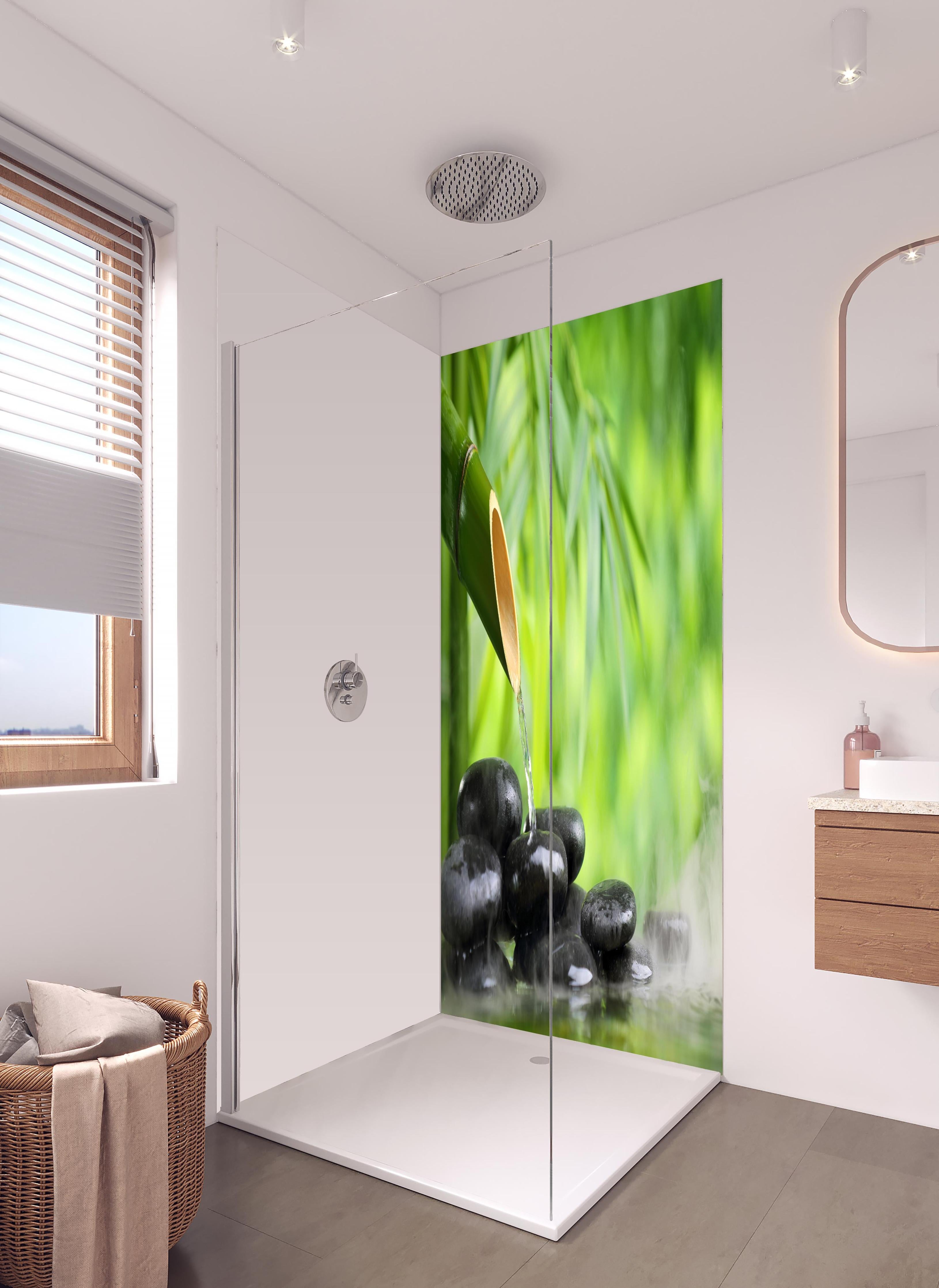 Duschrückwand - Spa-Stillleben mit Bambusbrunnen in hellem Badezimmer mit Regenduschkopf - zweiteilige Eck-Duschrückwand